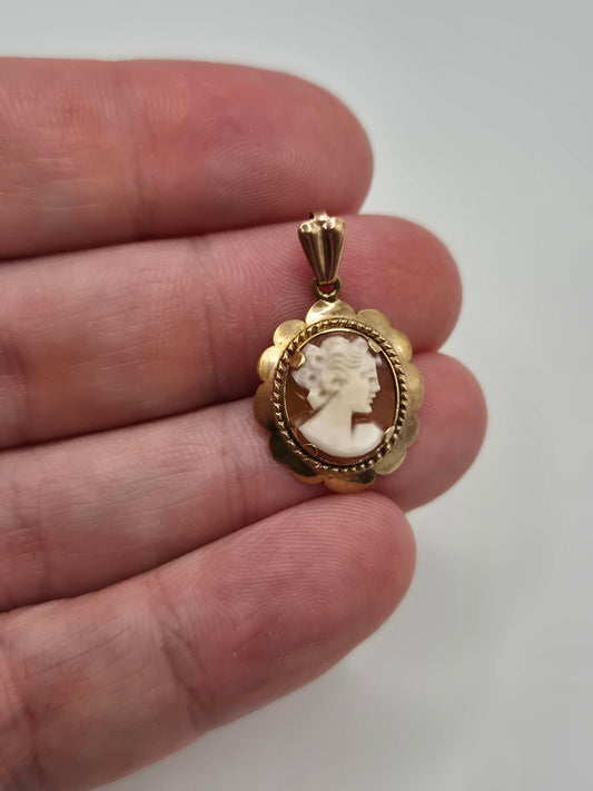 9ct gold cameo pendant