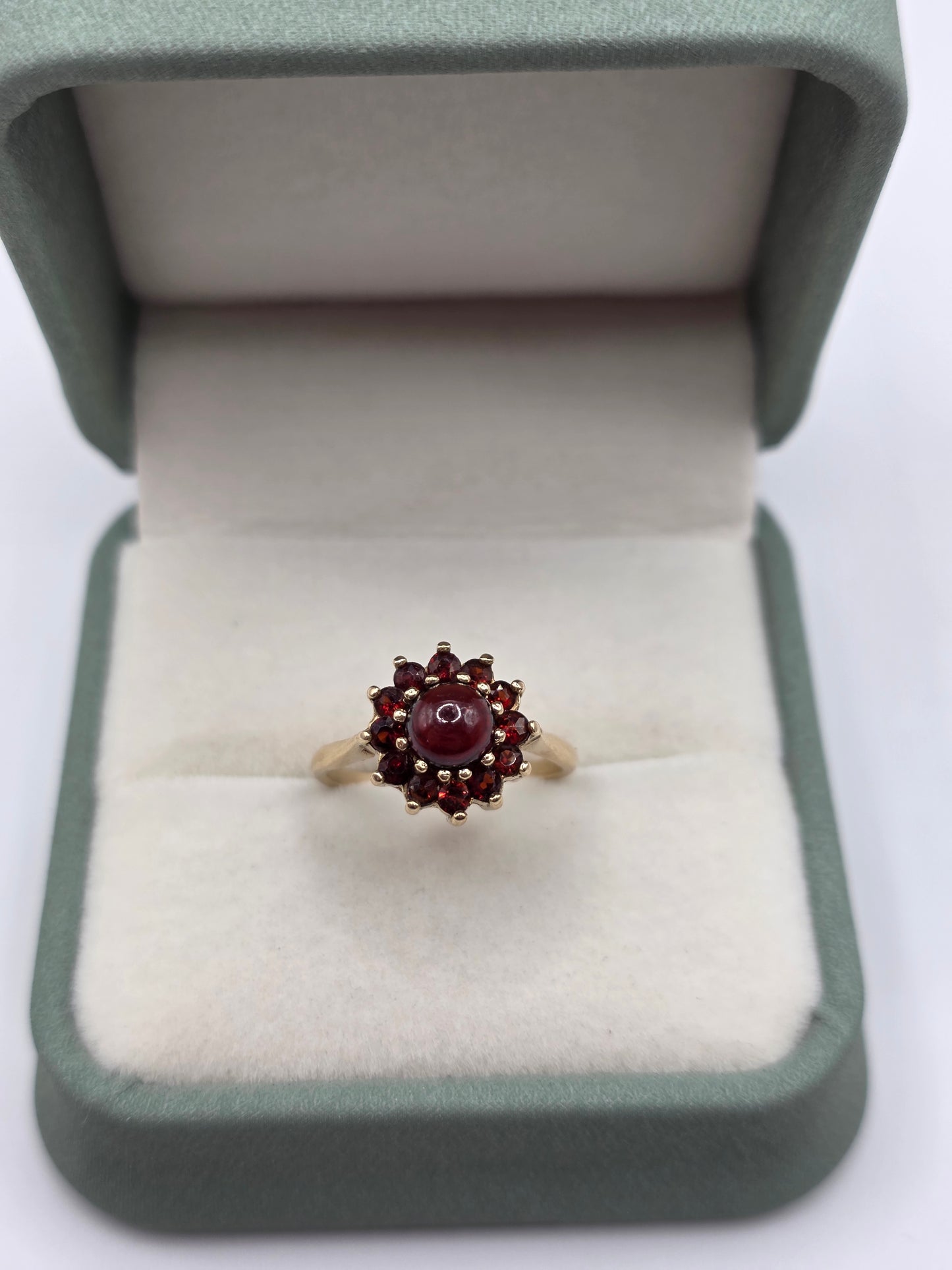 9ct gold cabachon garnet ring