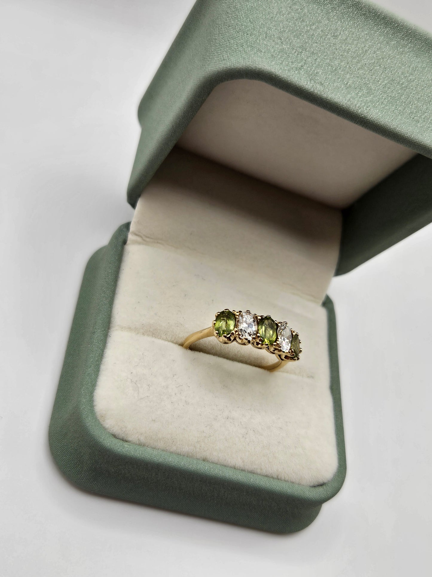 9ct gold peridot and cz ring