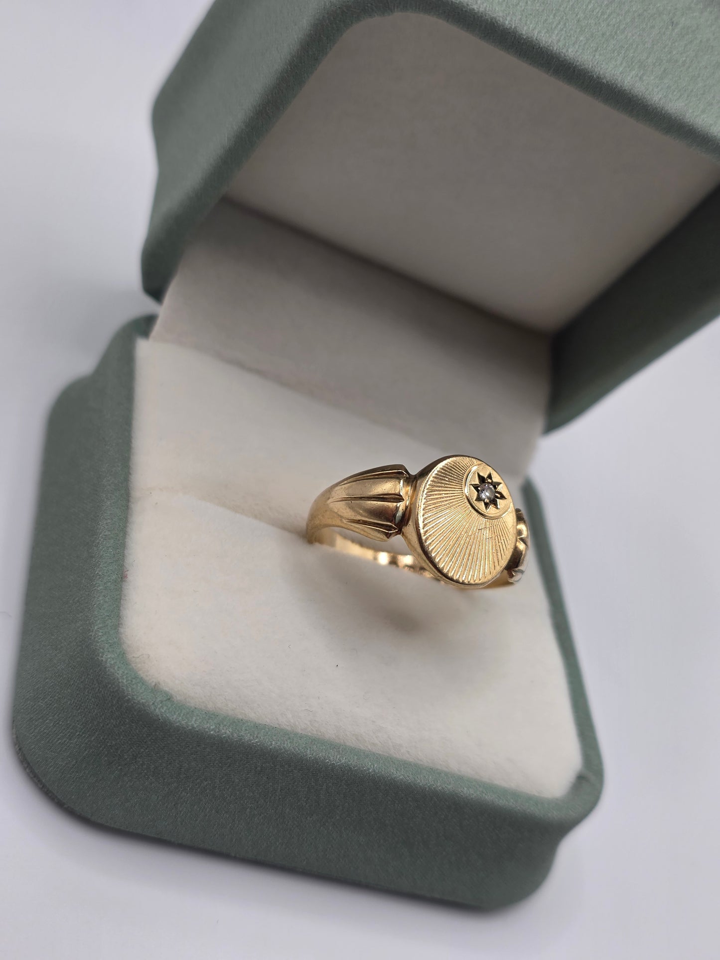 Heavy 9ct gold cz star signet ring