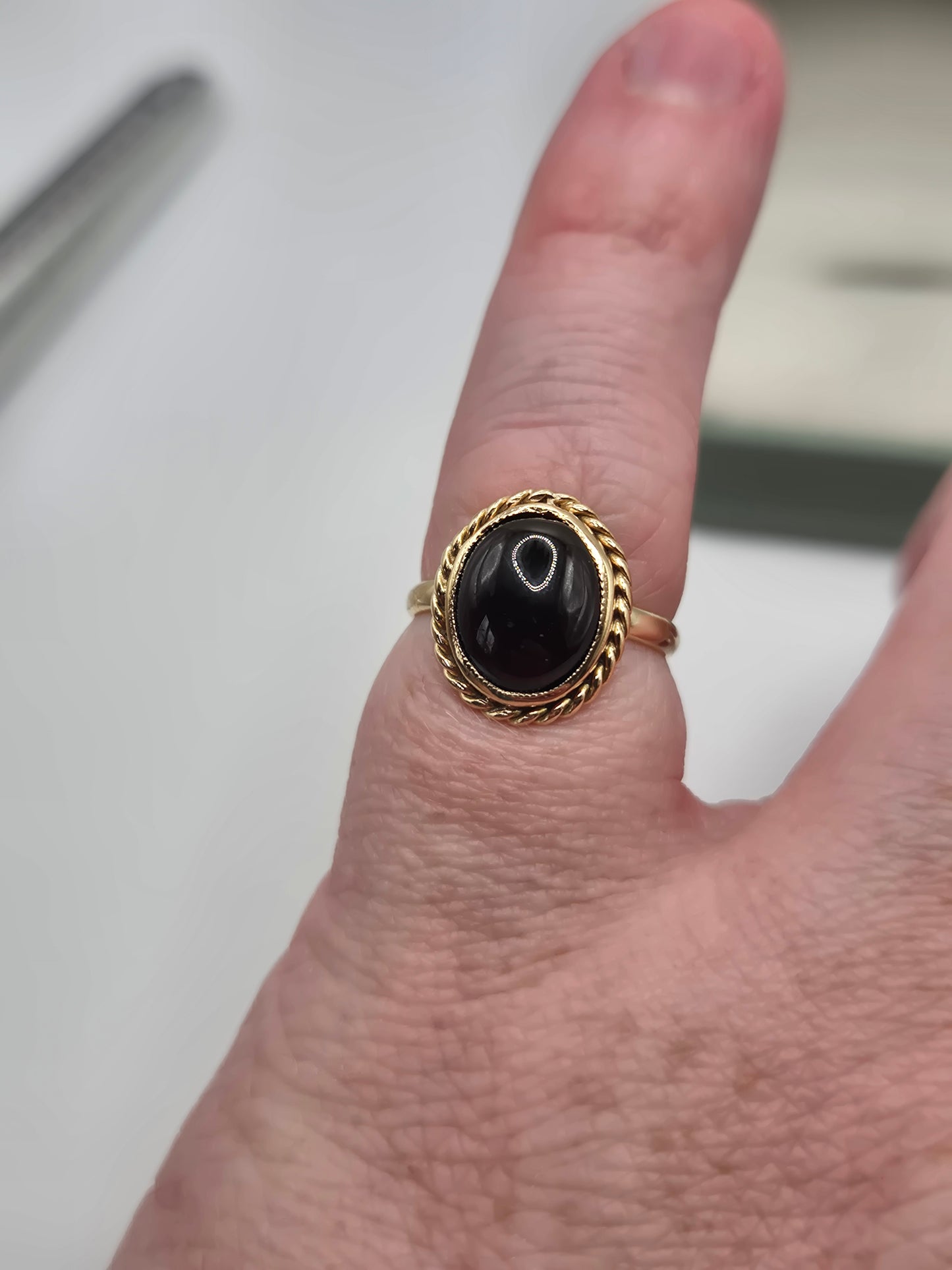 9ct gold cabochon garnet ring
