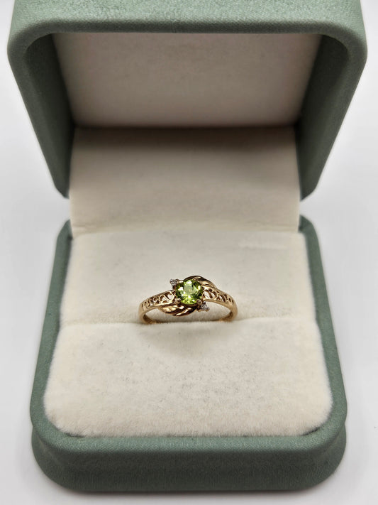 9ct gold peridot ring