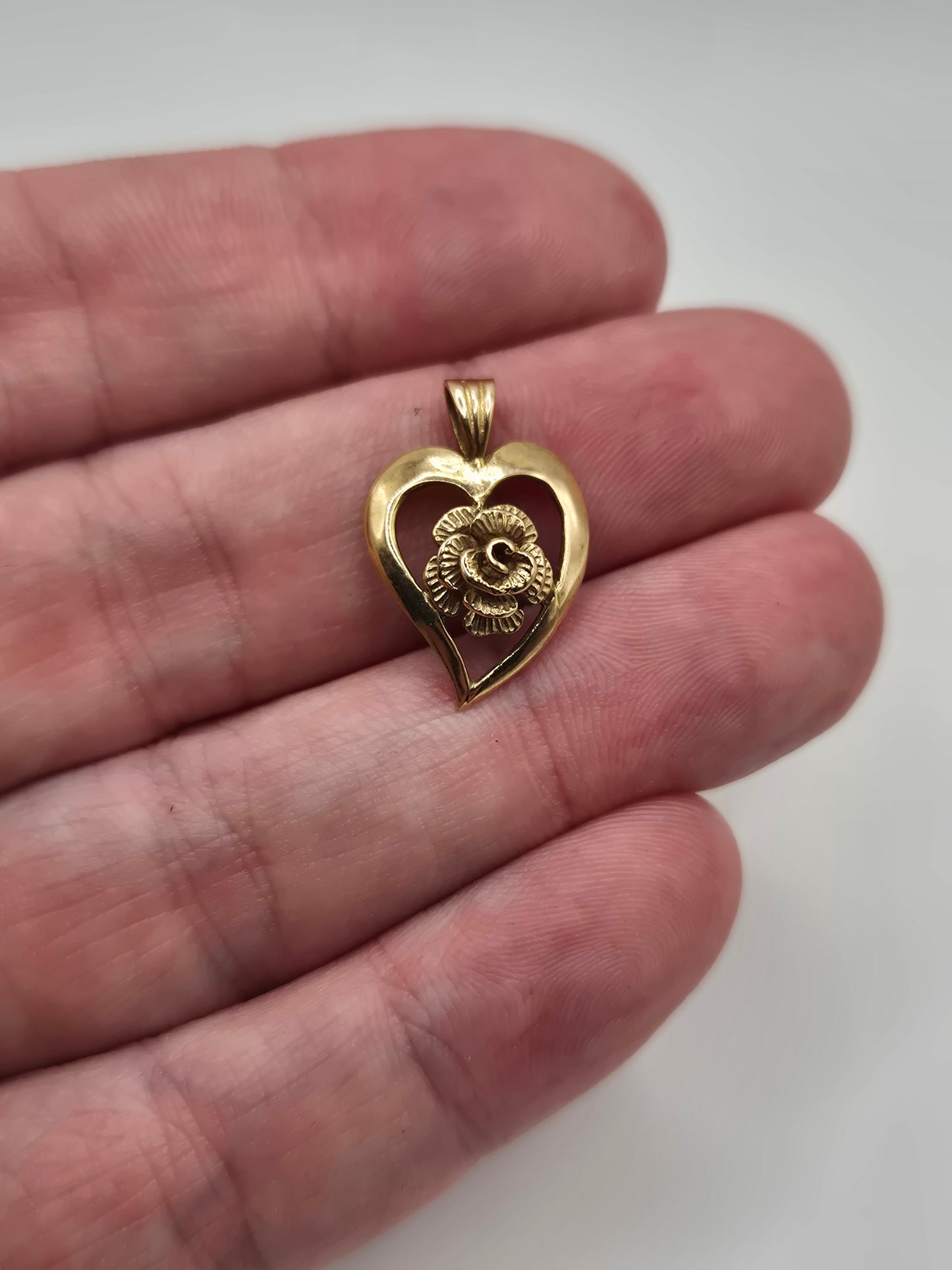 9ct gold rose heart pendant
