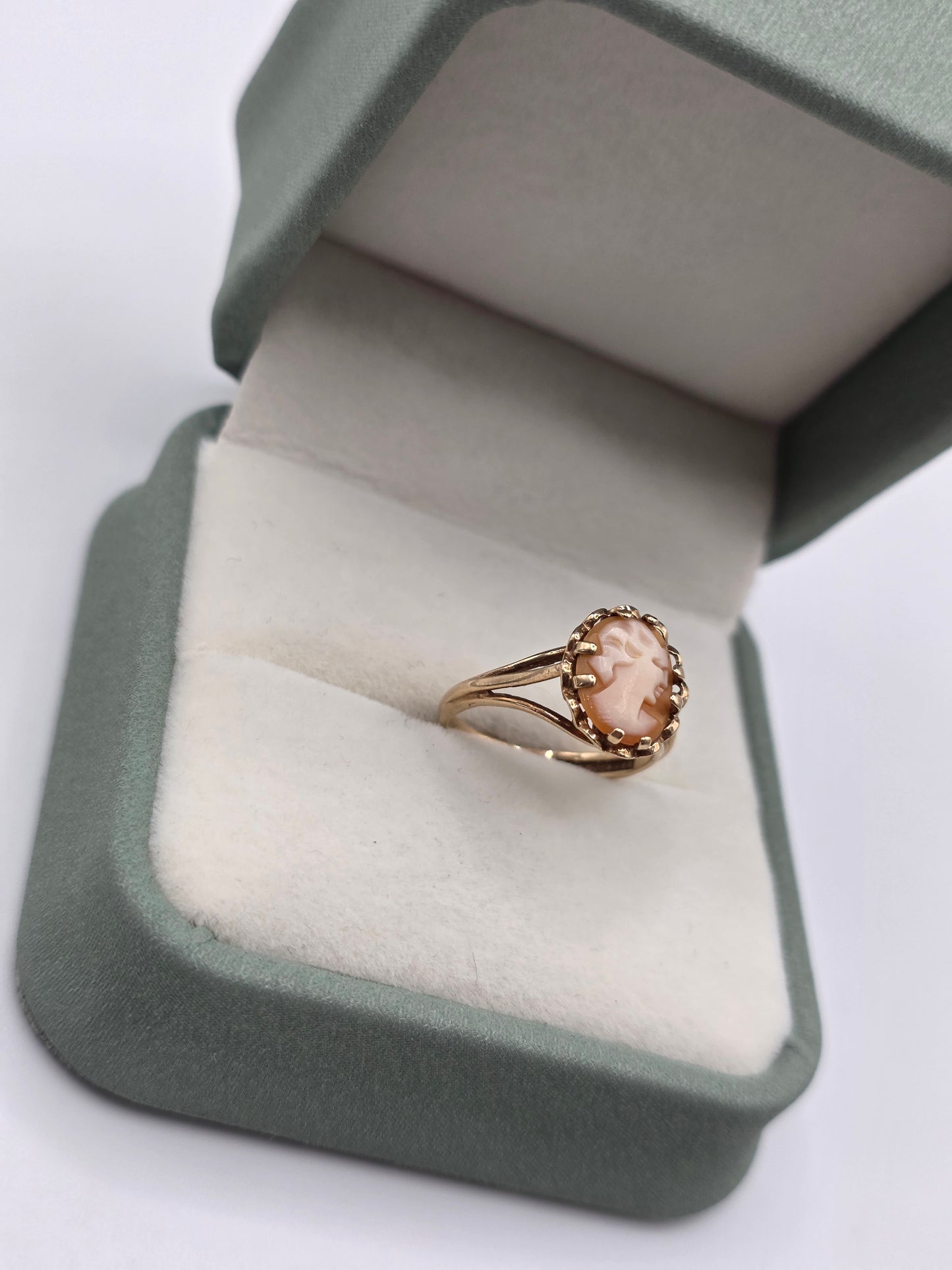 9ct gold cameo ring