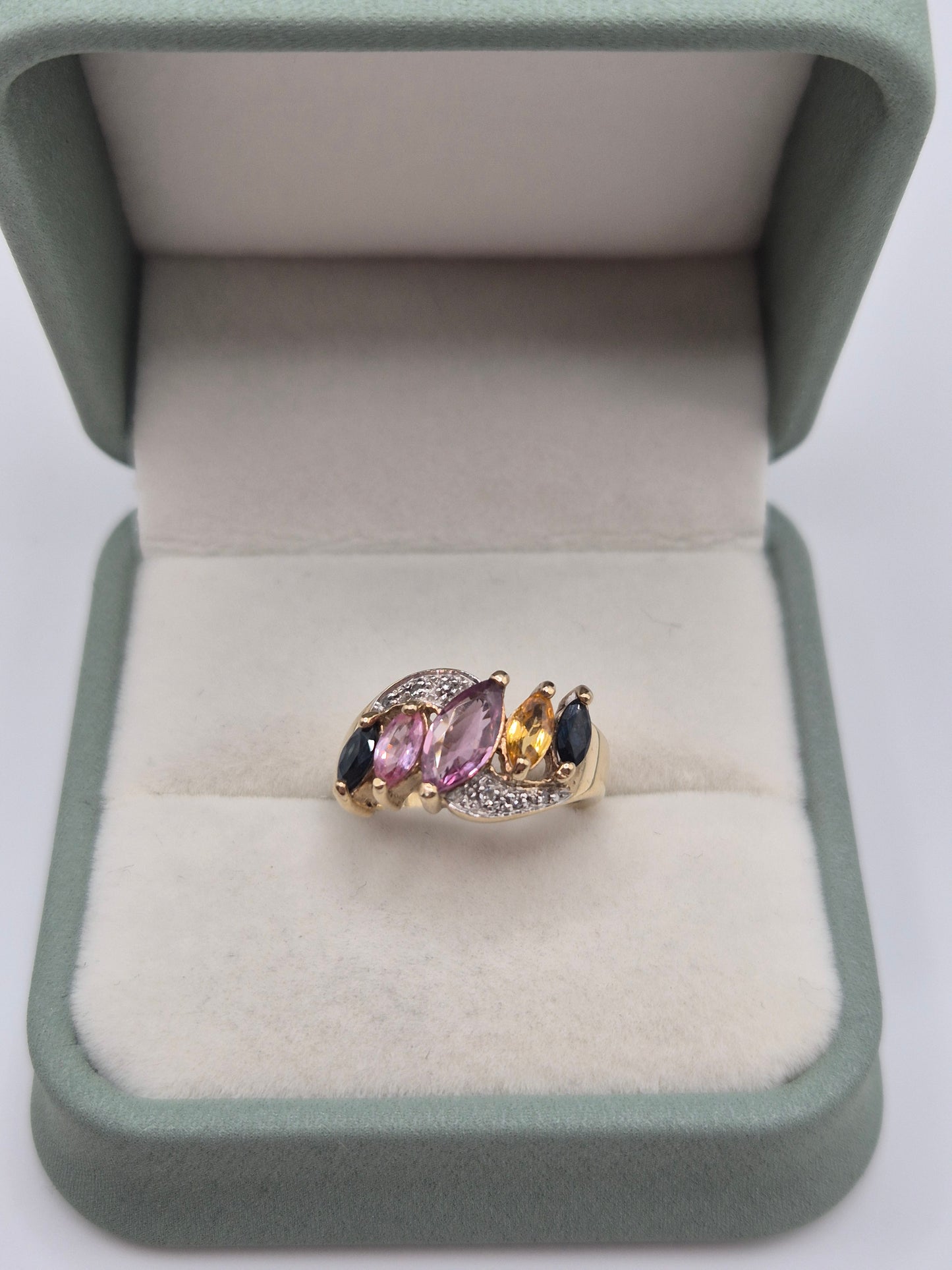 Heavy 9ct gold sapphire and diamond ring