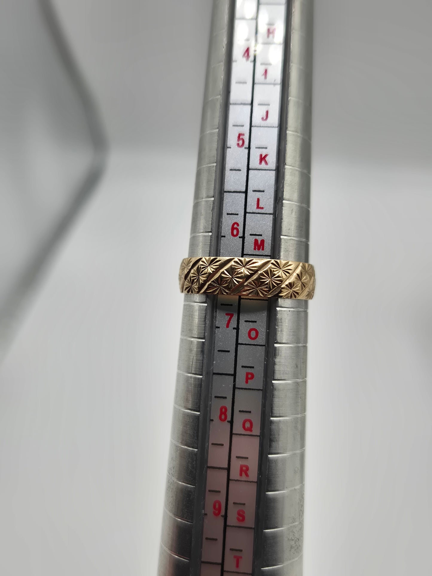 9ct gold engraved band  ring