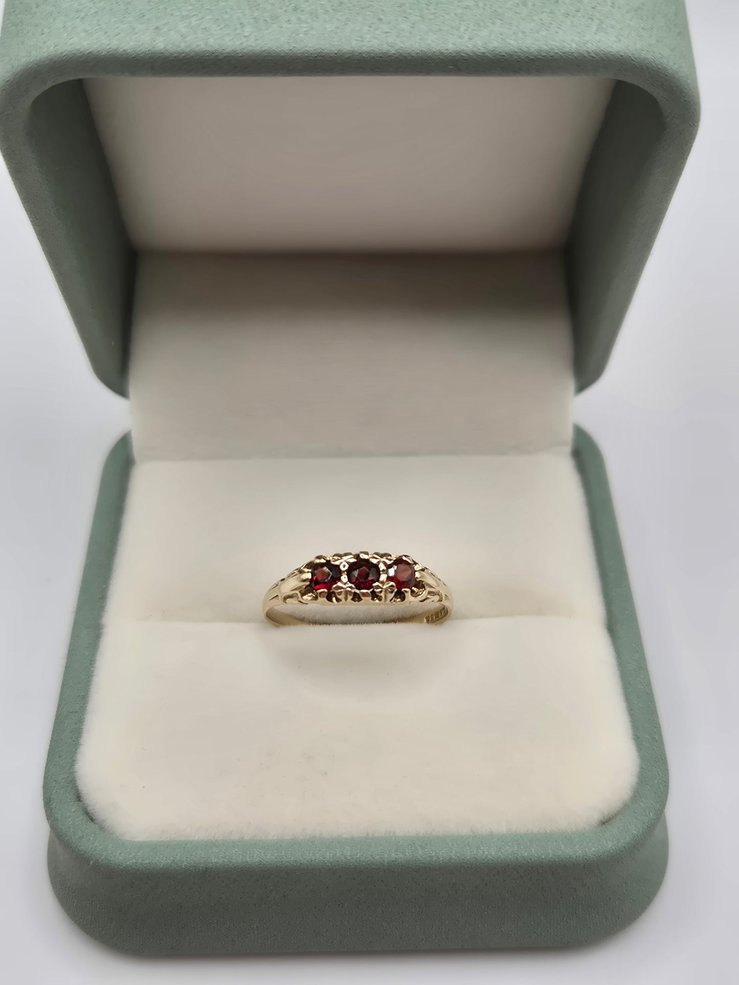 9ct gold garnet ring