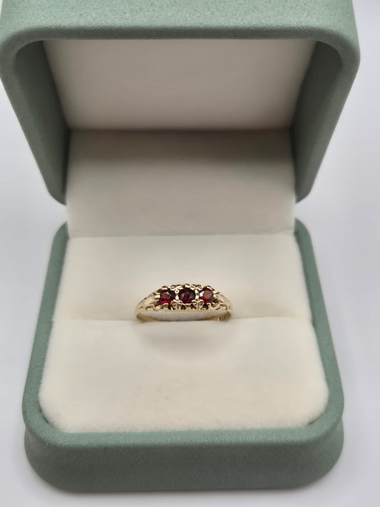 9ct gold garnet ring