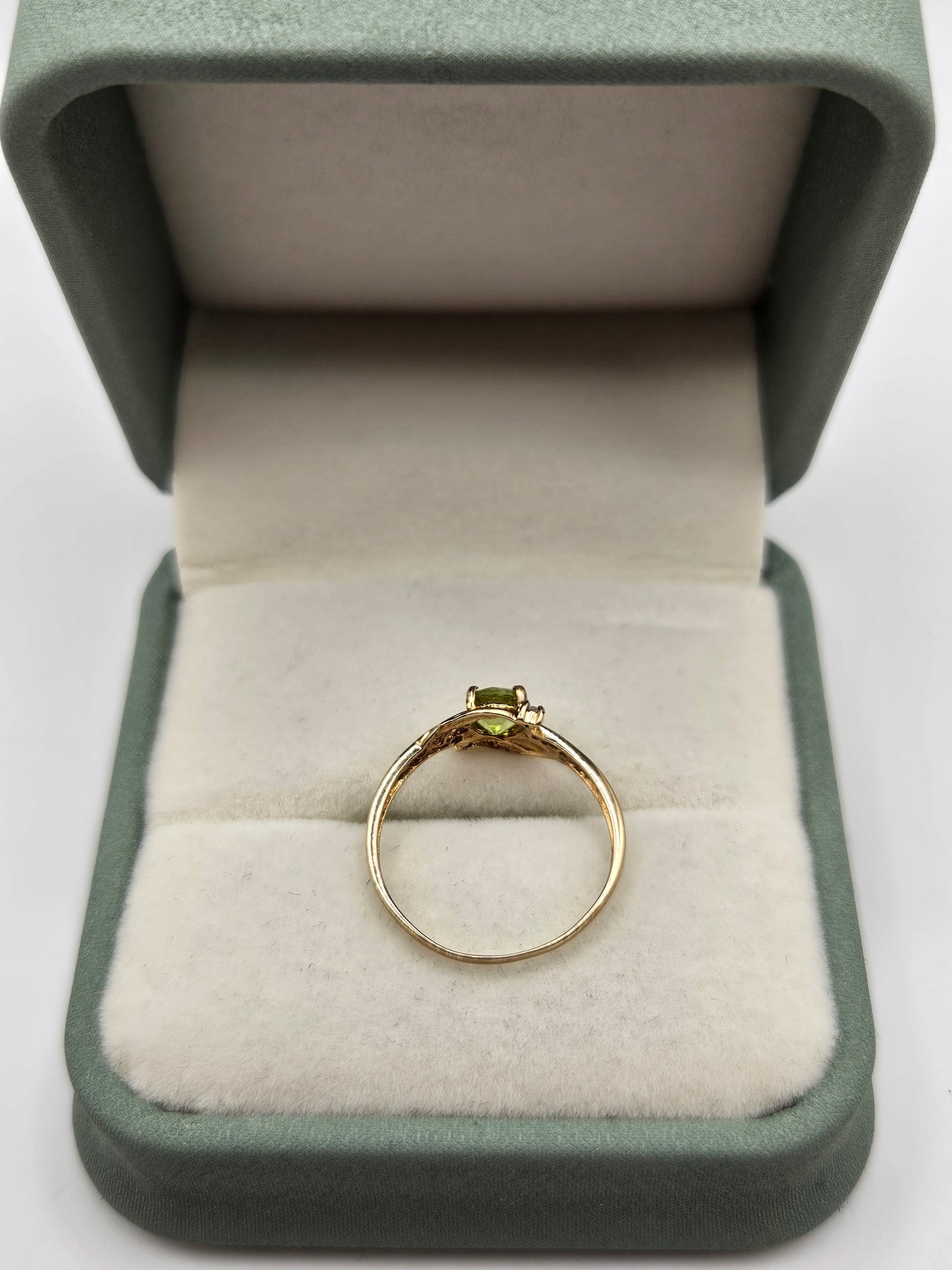 9ct gold peridot ring