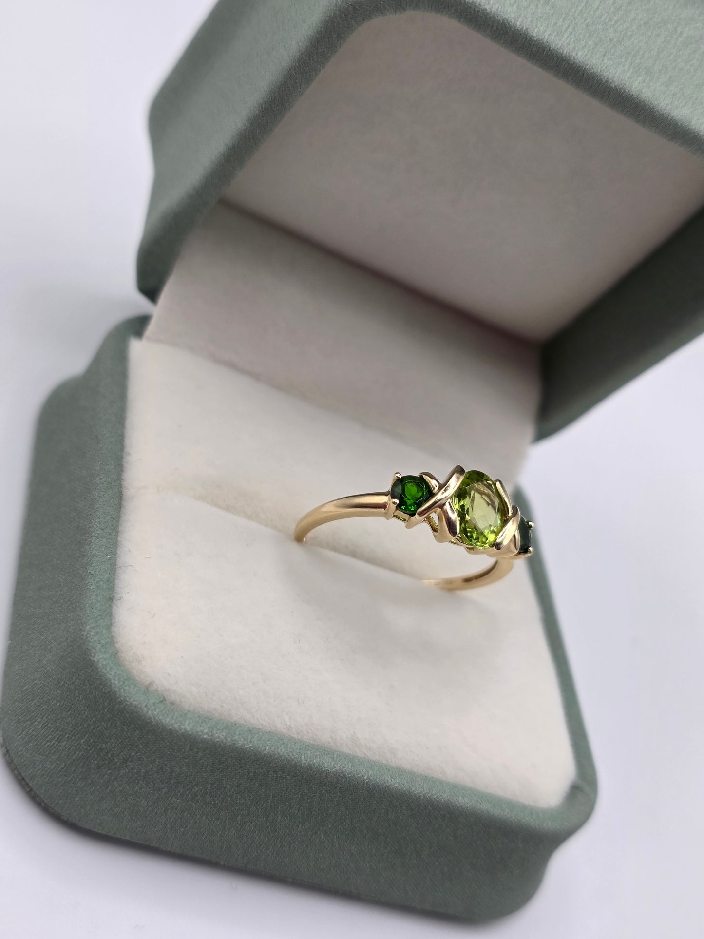 9ct gold peridot and diopside ring