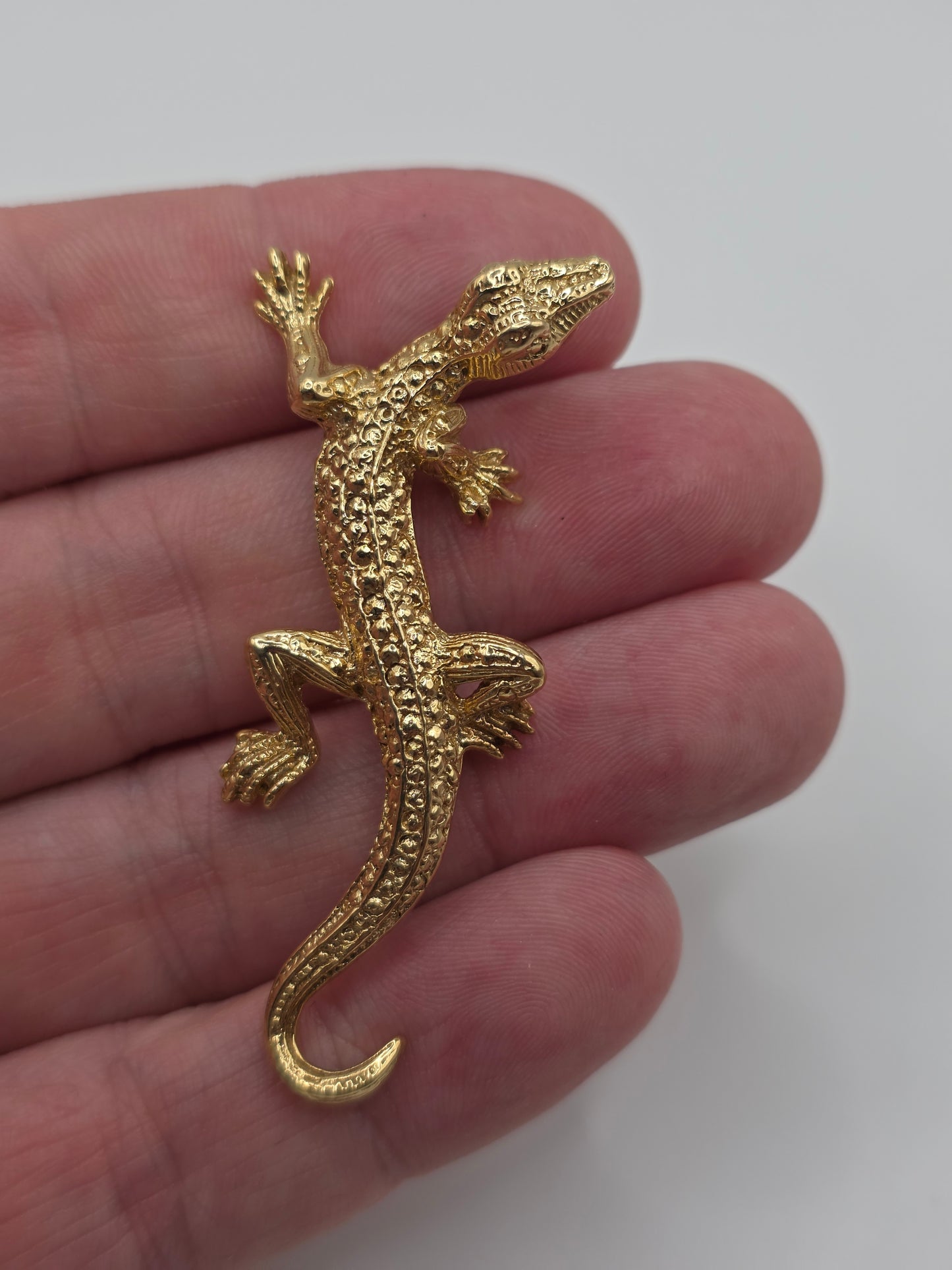 9ct gold lizard pendant