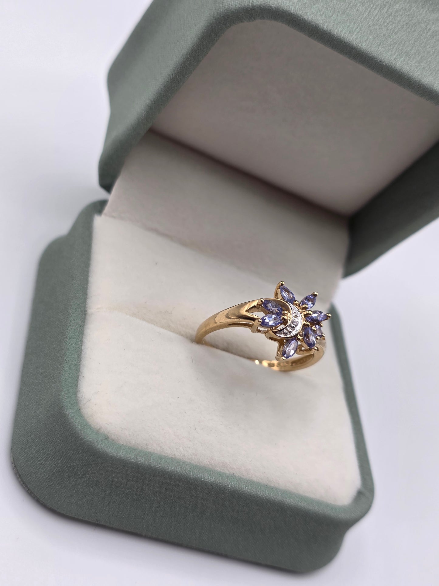 9ct gold tanzanite and diamond ring