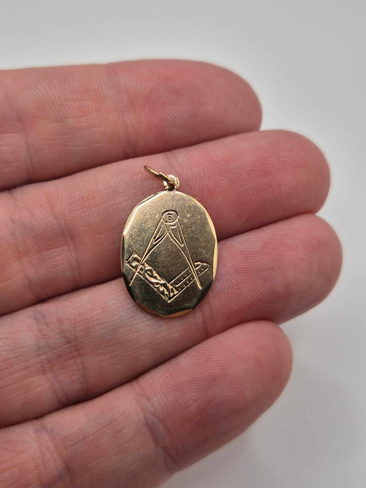 9ct gold masonic pendant