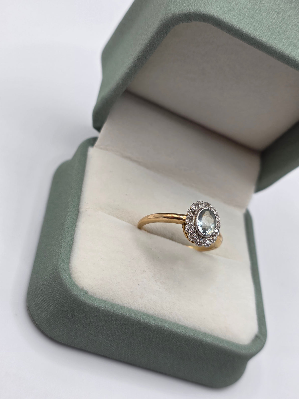 Vibtage 18ct gold aquamarine and diamond ring