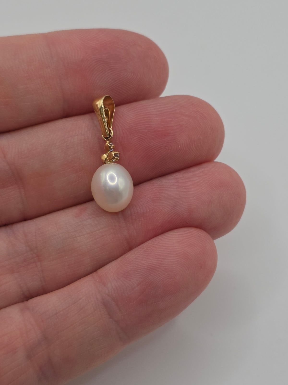 9ct gold pearl and diamond pendant
