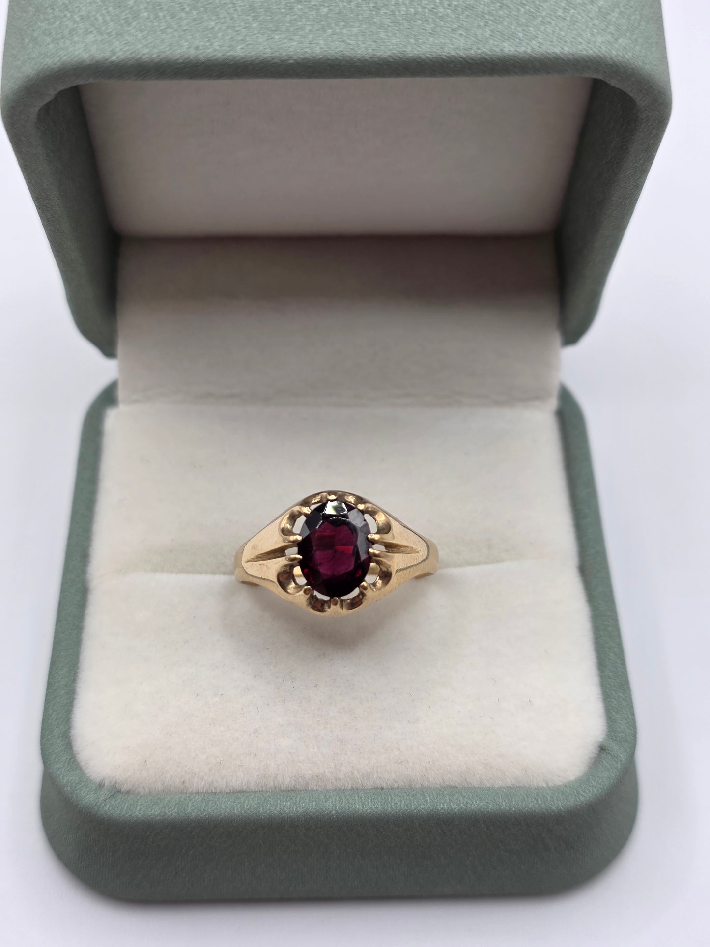 9ct gold garnet ring
