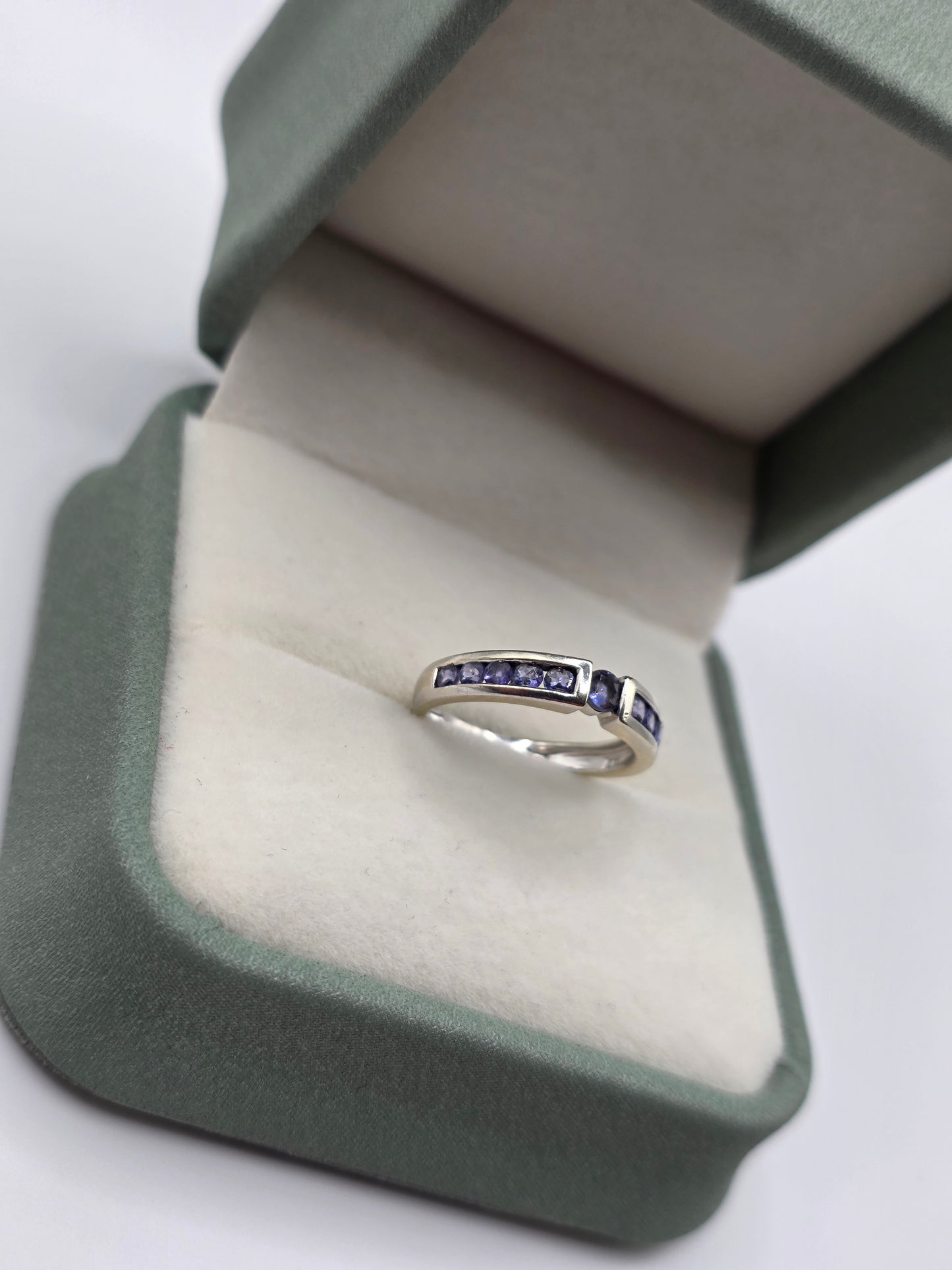 9ct white gold tanzanite ring
