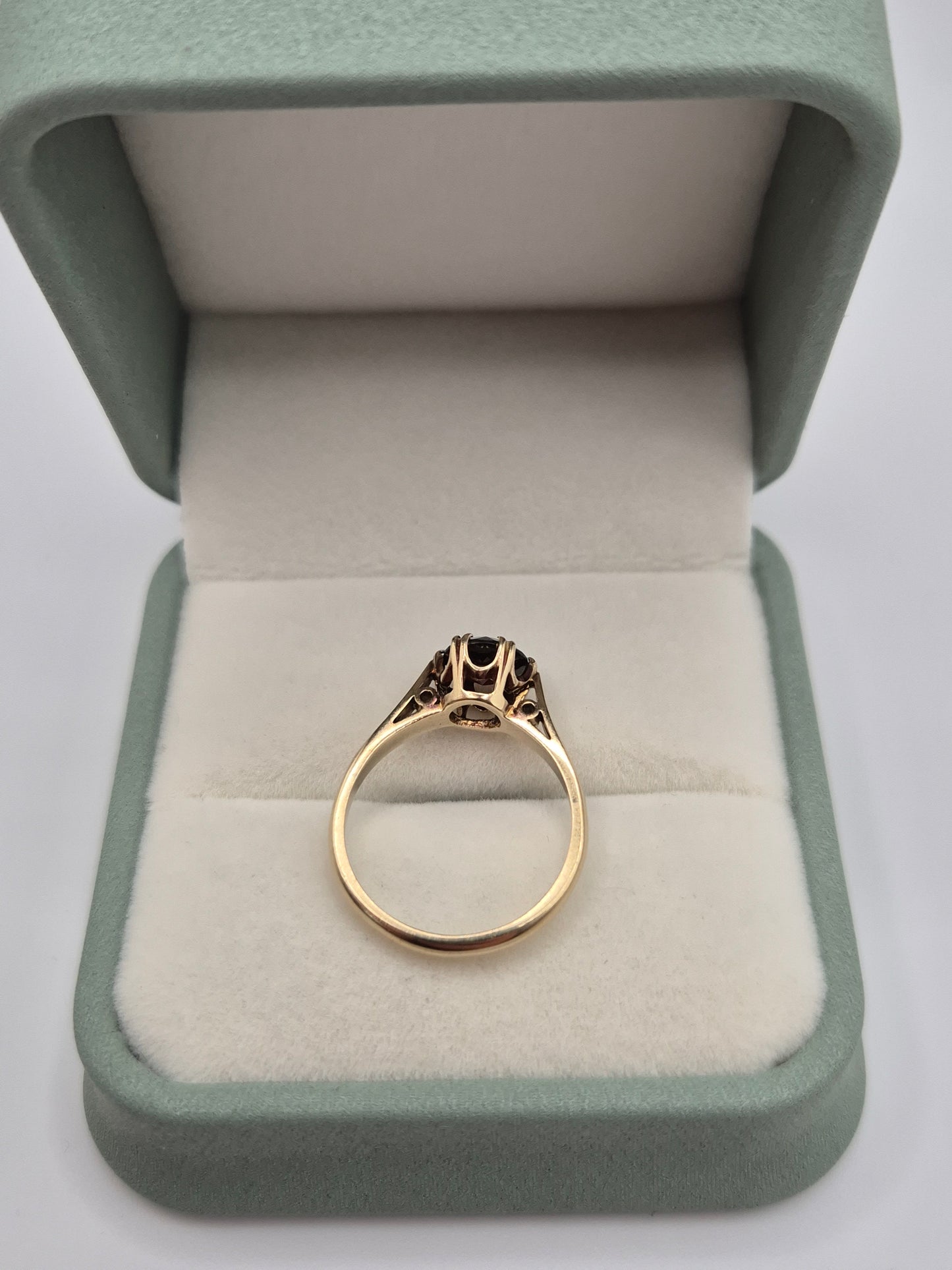 9ct gold garnet ring