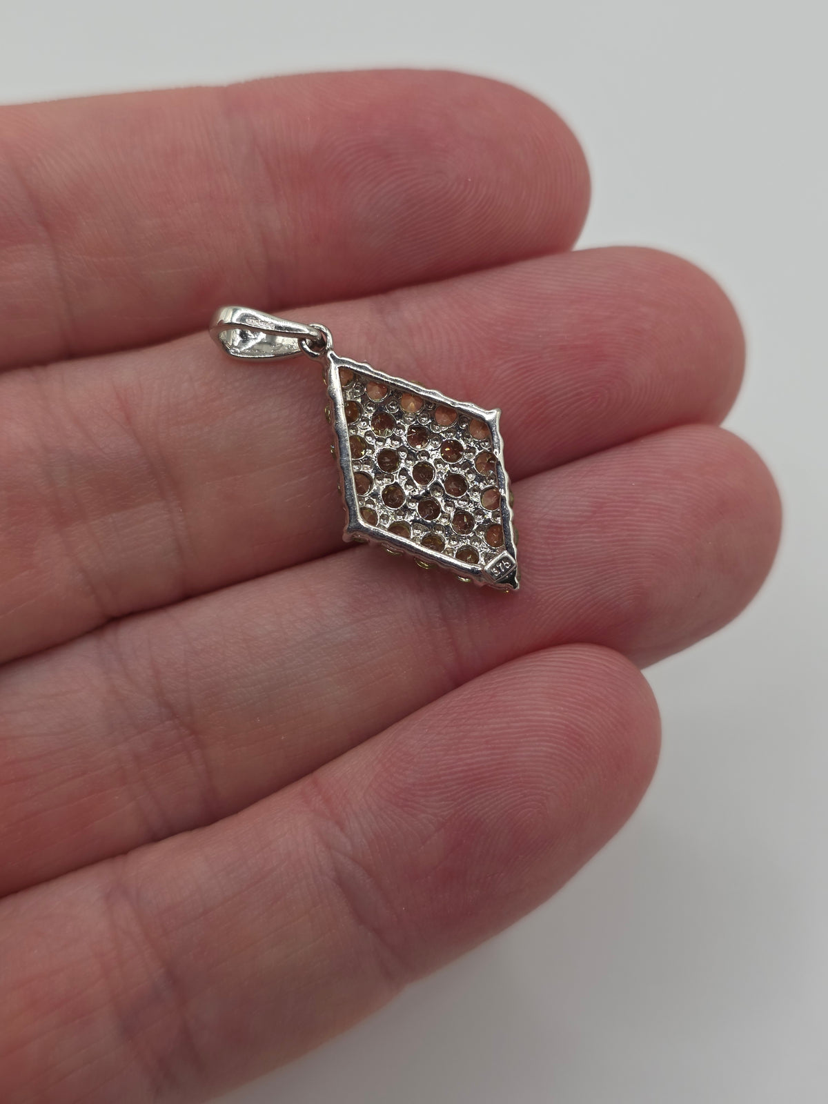 9ct white gold peridot pendant