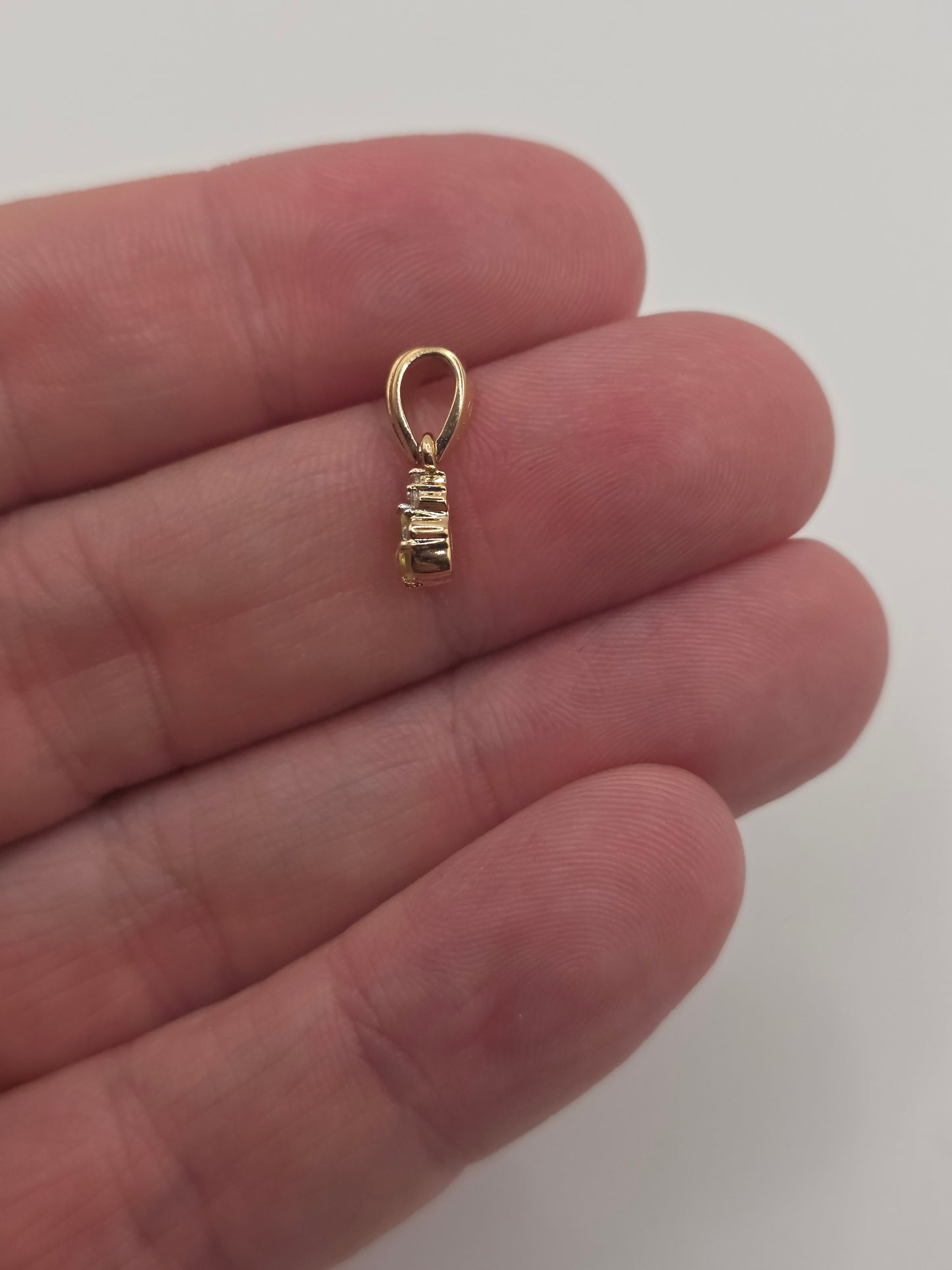 9ct gold peridot and diamond pendant