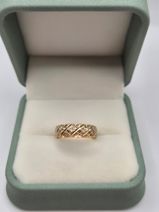 9ct gold engraved band  ring