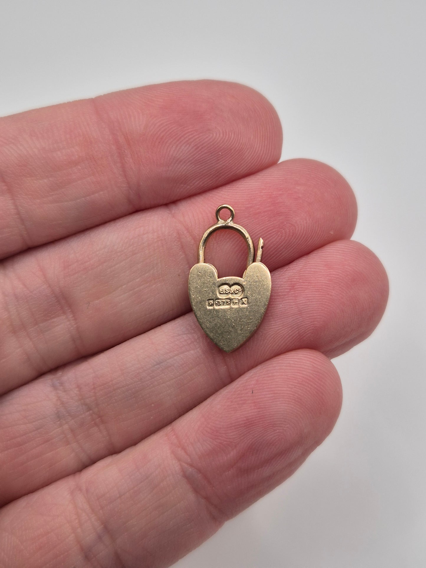 9ct gold padlock (32)