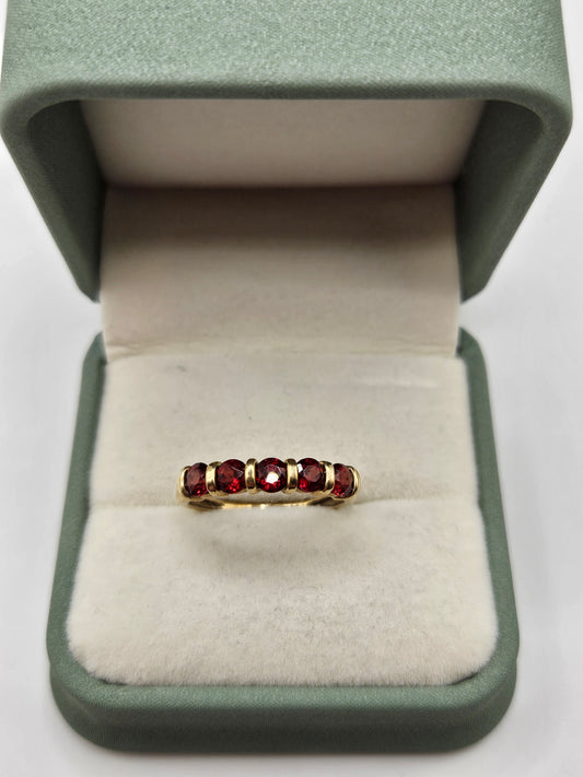 9ct gold garnet ring