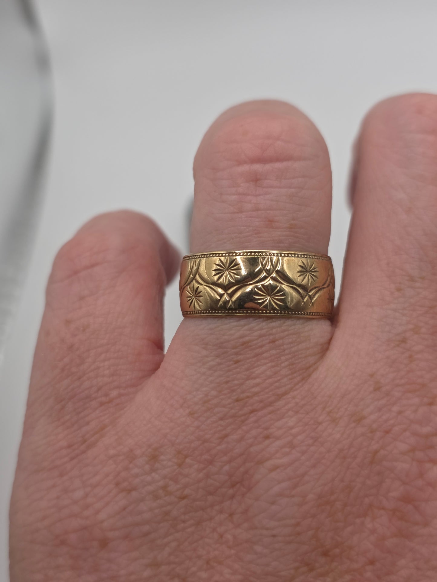 Vintage heavy 9ct gold patterned band ring