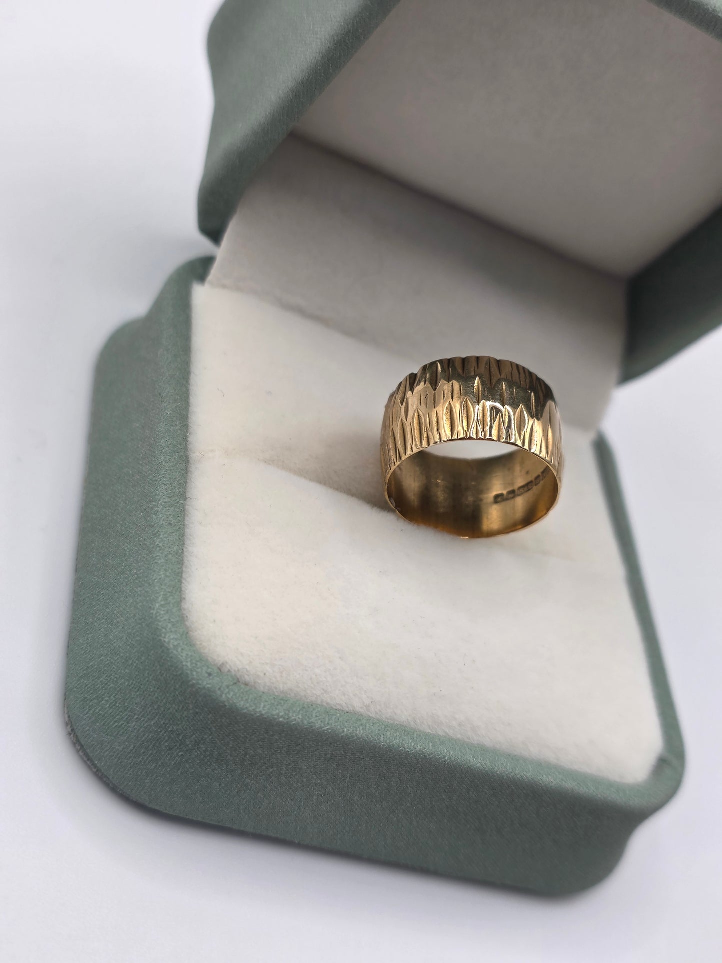 9ct gold patterned band ring