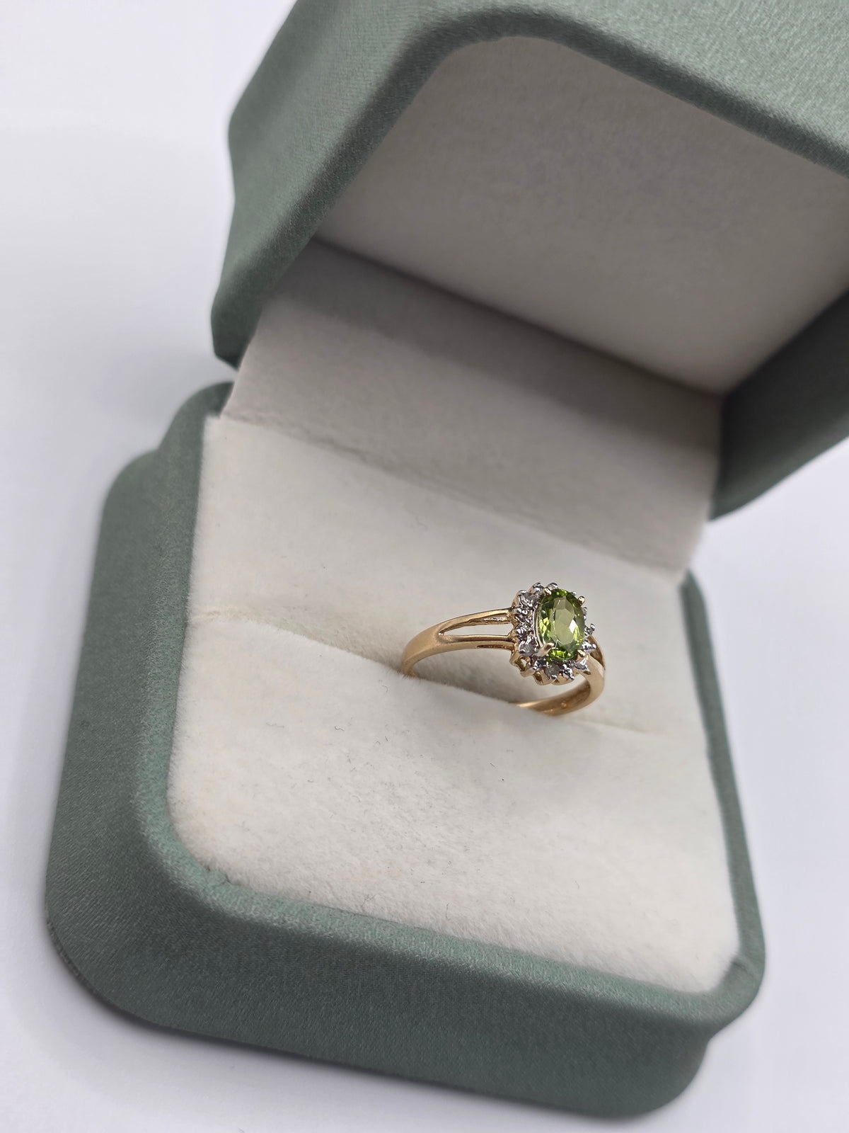 9ct gold peridot and diamond ring