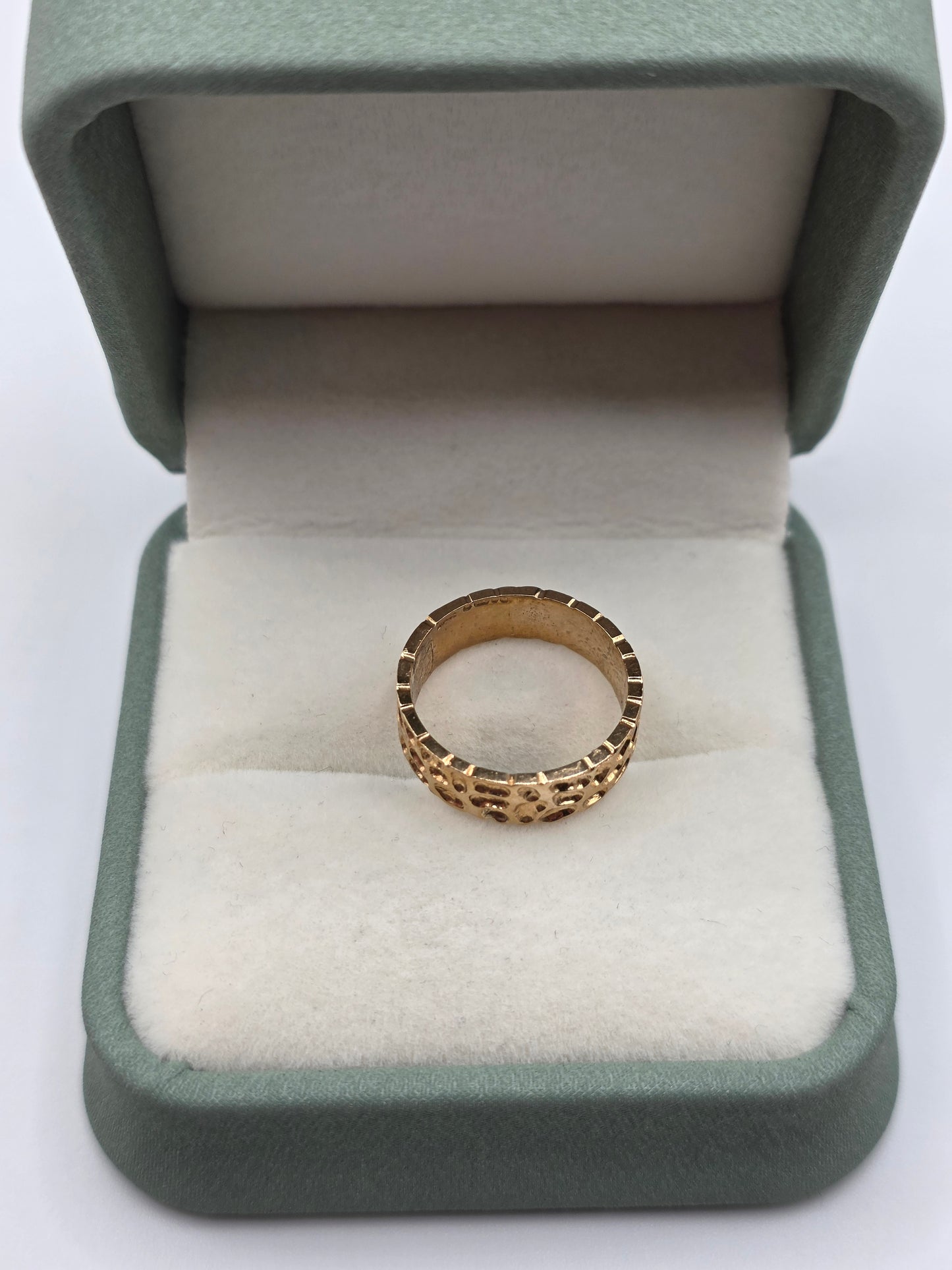 9ct gold patterned band ring