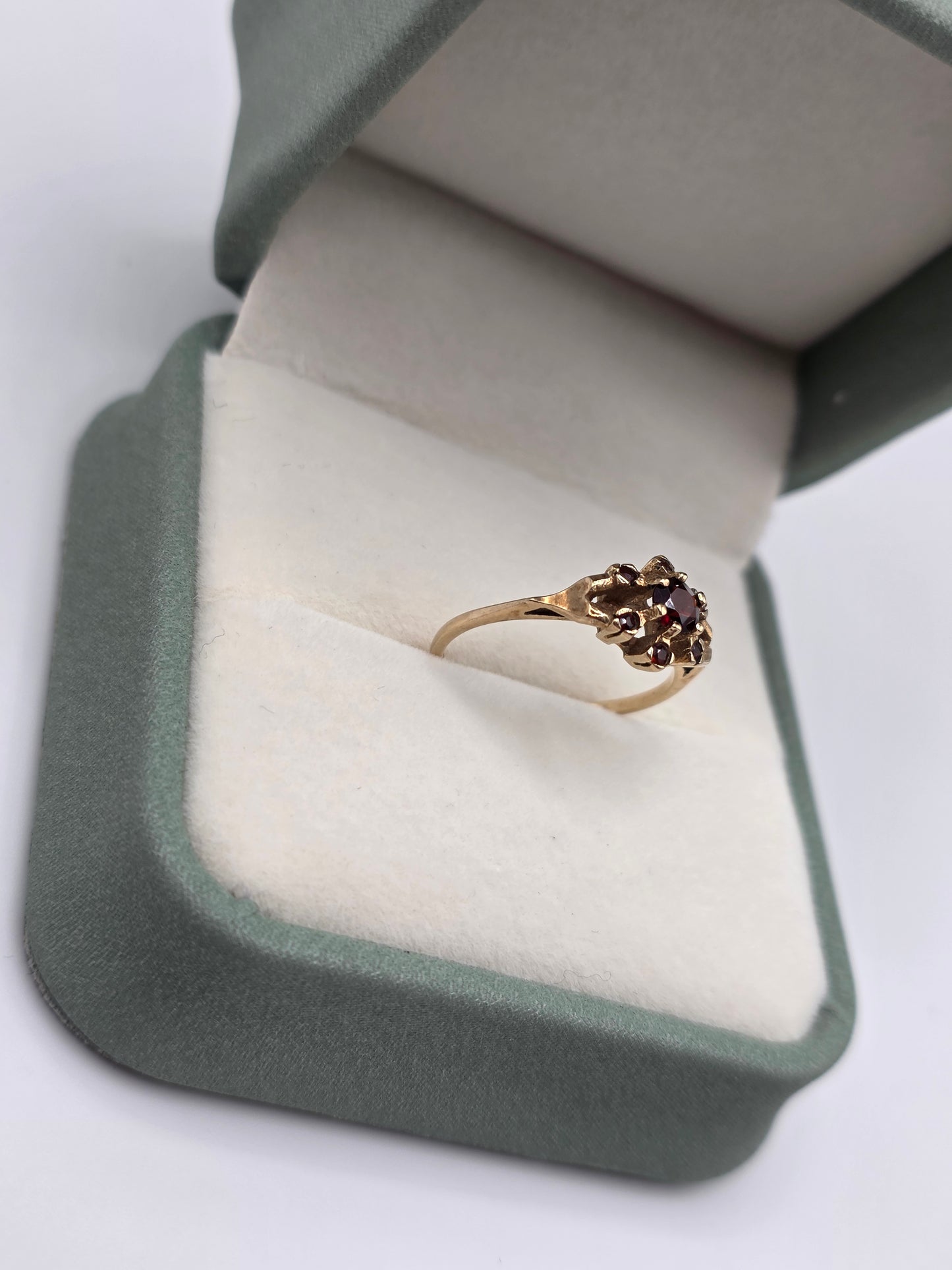 9ct gold garnet ring