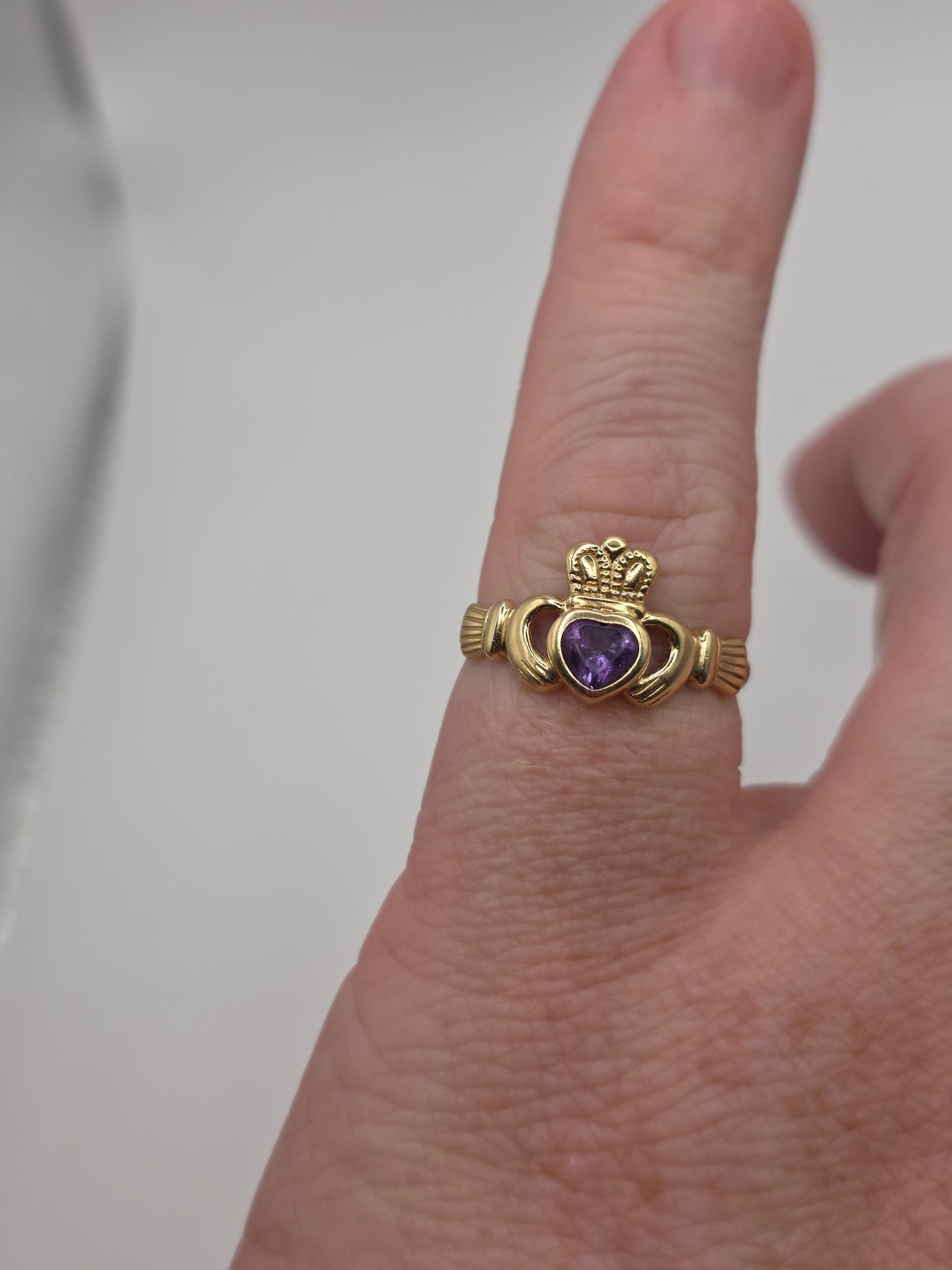 9ct gold amethyst claddagh ring
