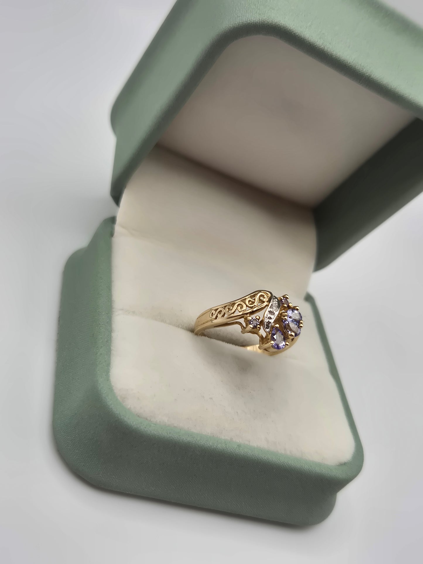 9ct gold tanzanite and diamond ring