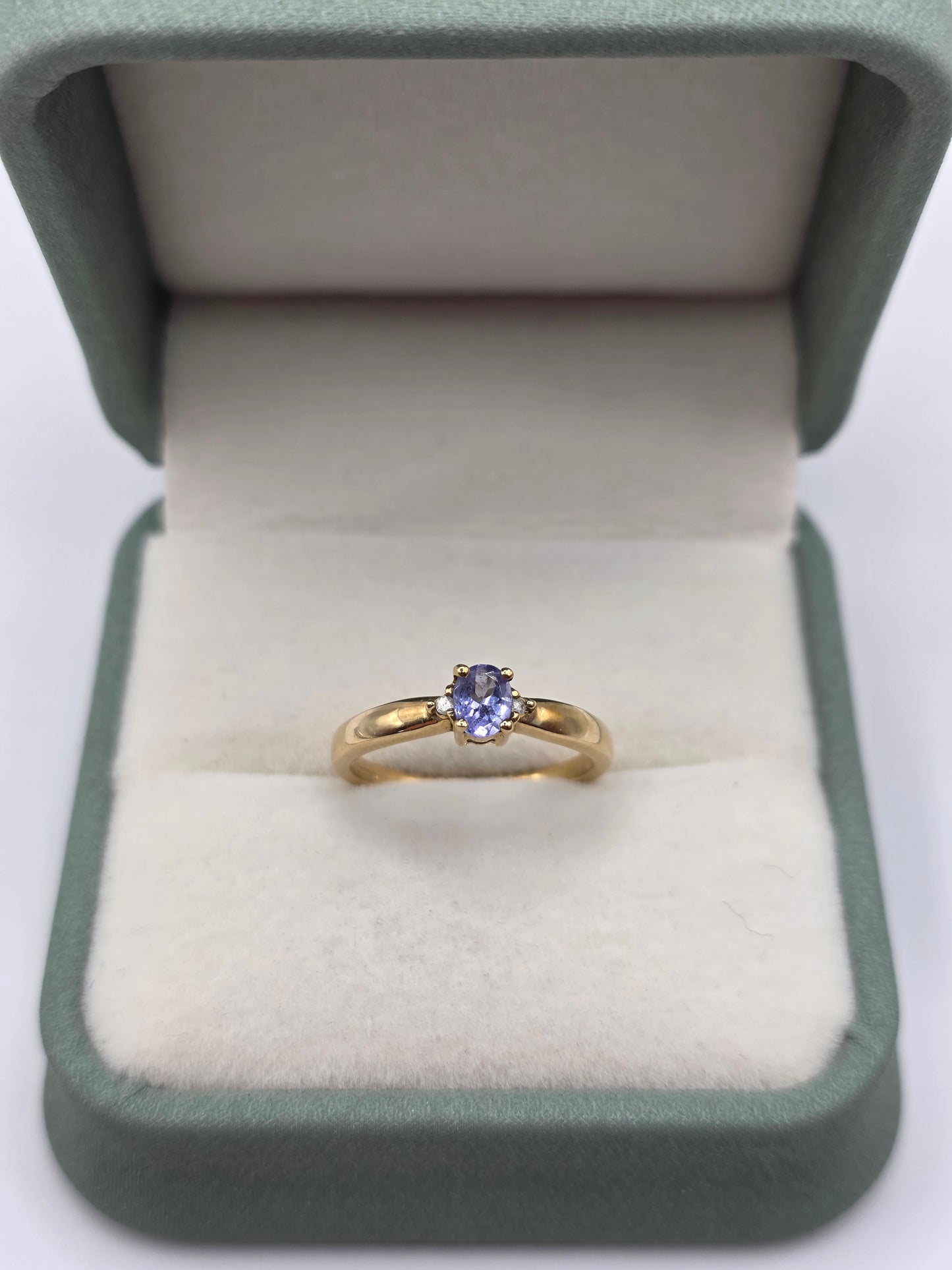 9ct gold tanzanite and diamond ring