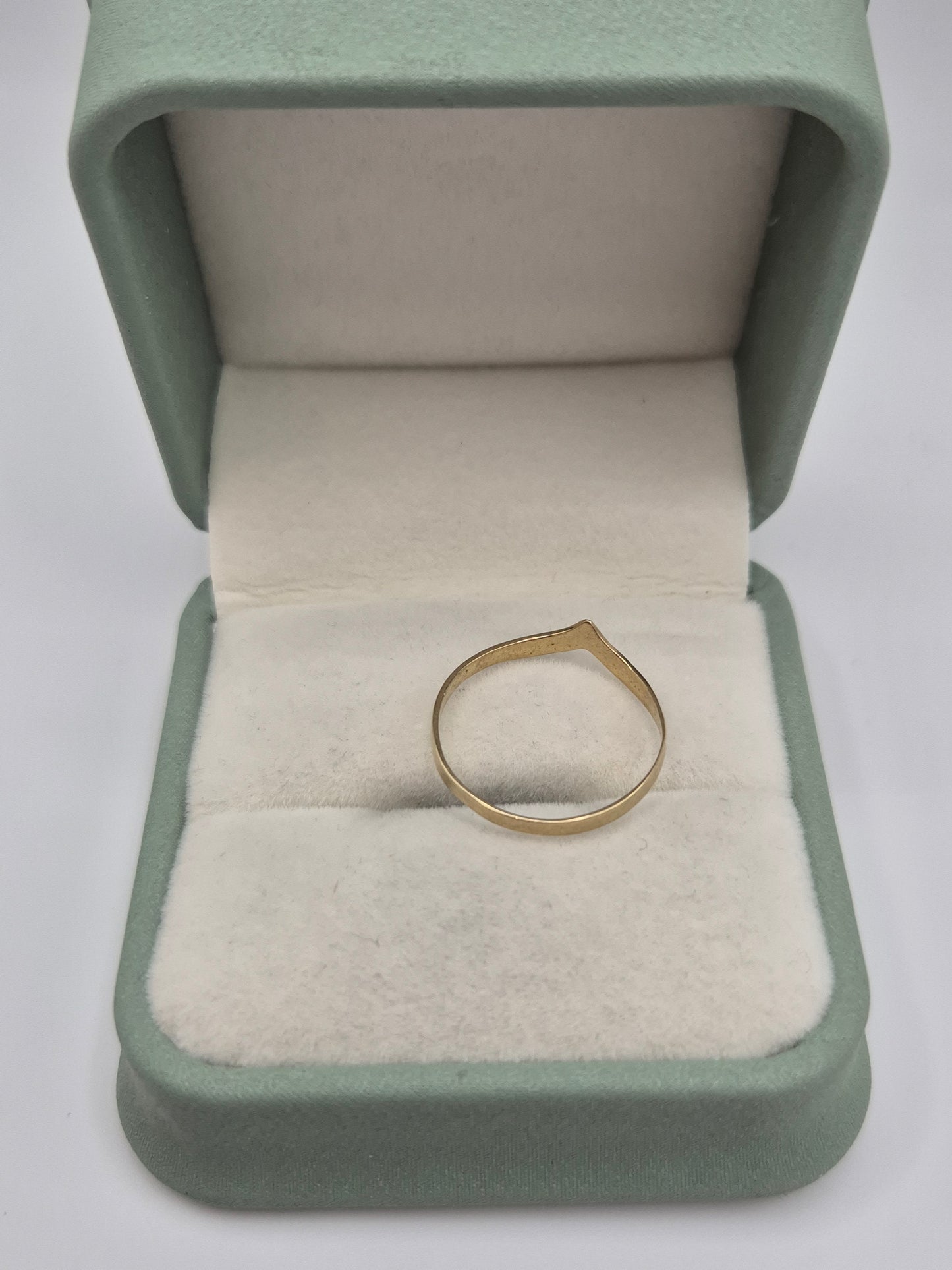 9ct gold patterned wishbone ring