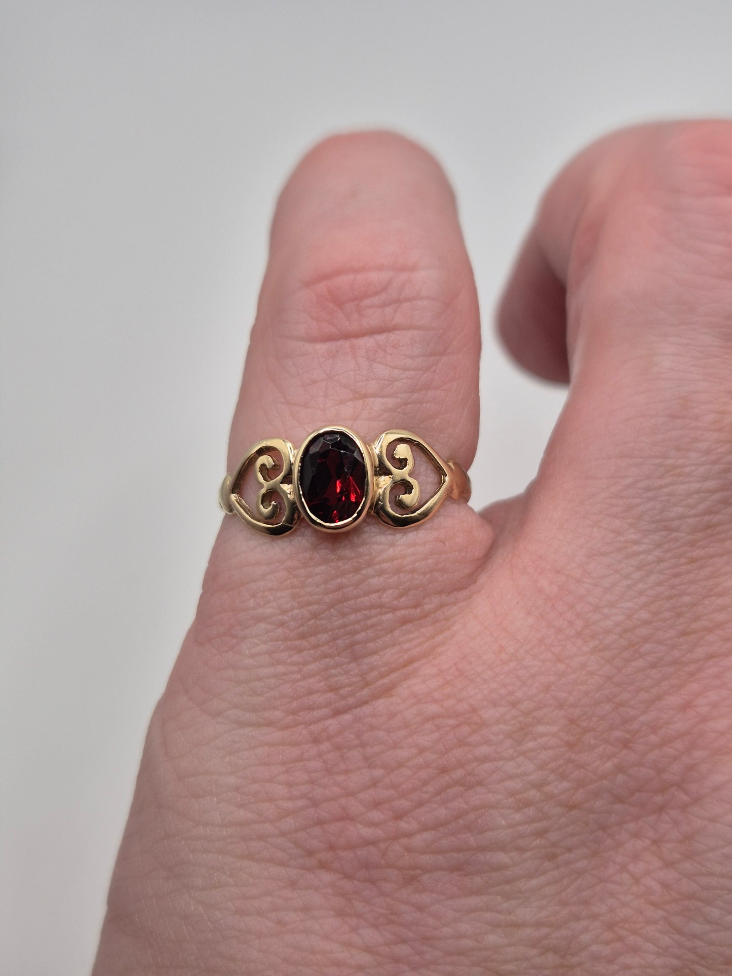 9ct gold garnet ring
