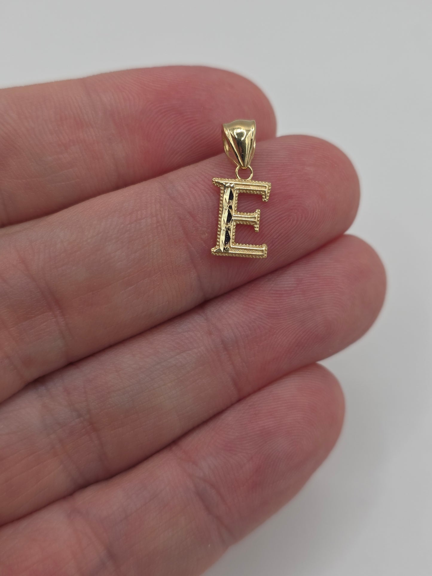 9ct gold initial E pendant