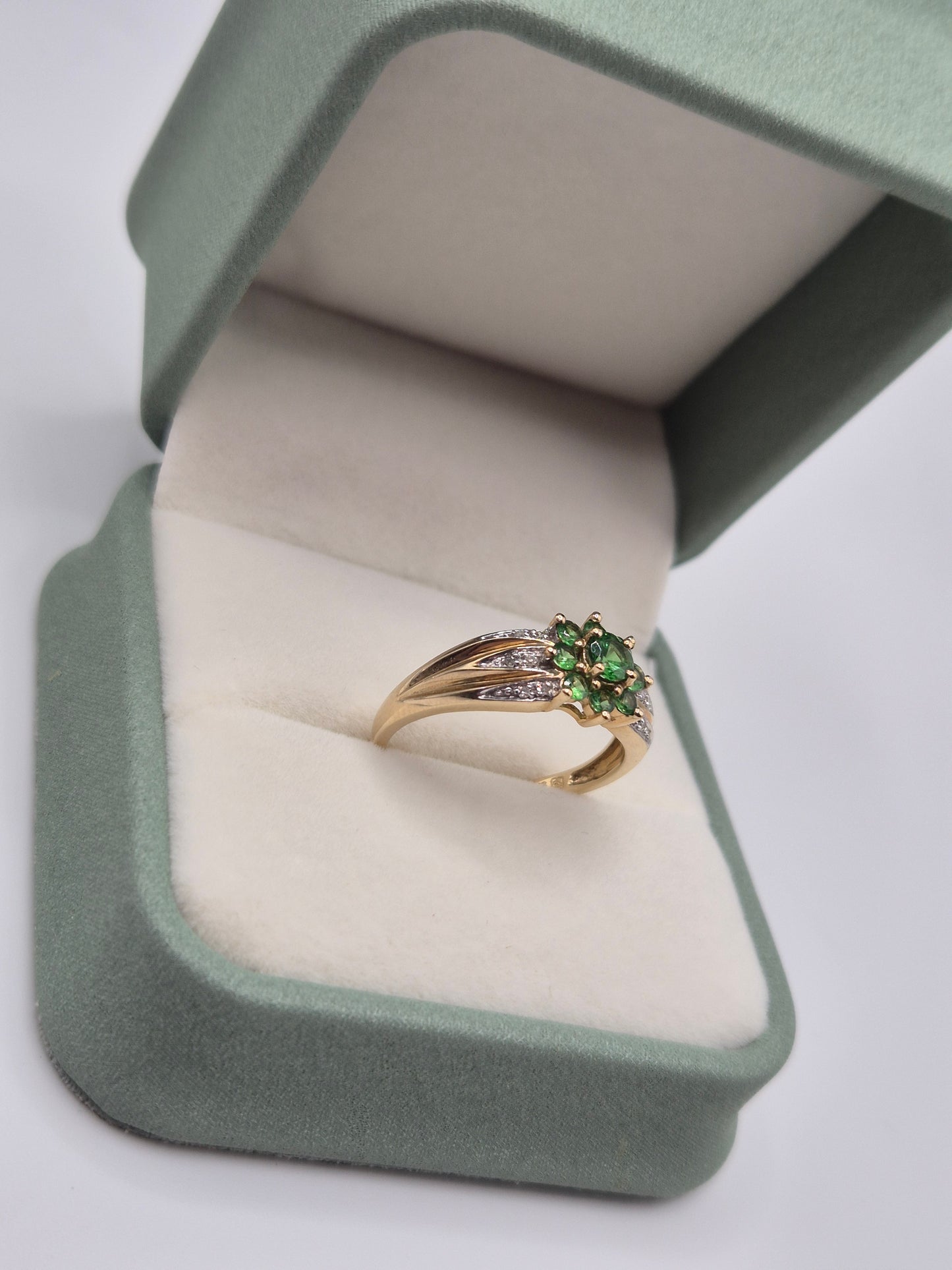 9ct gold diopside and diamond ring