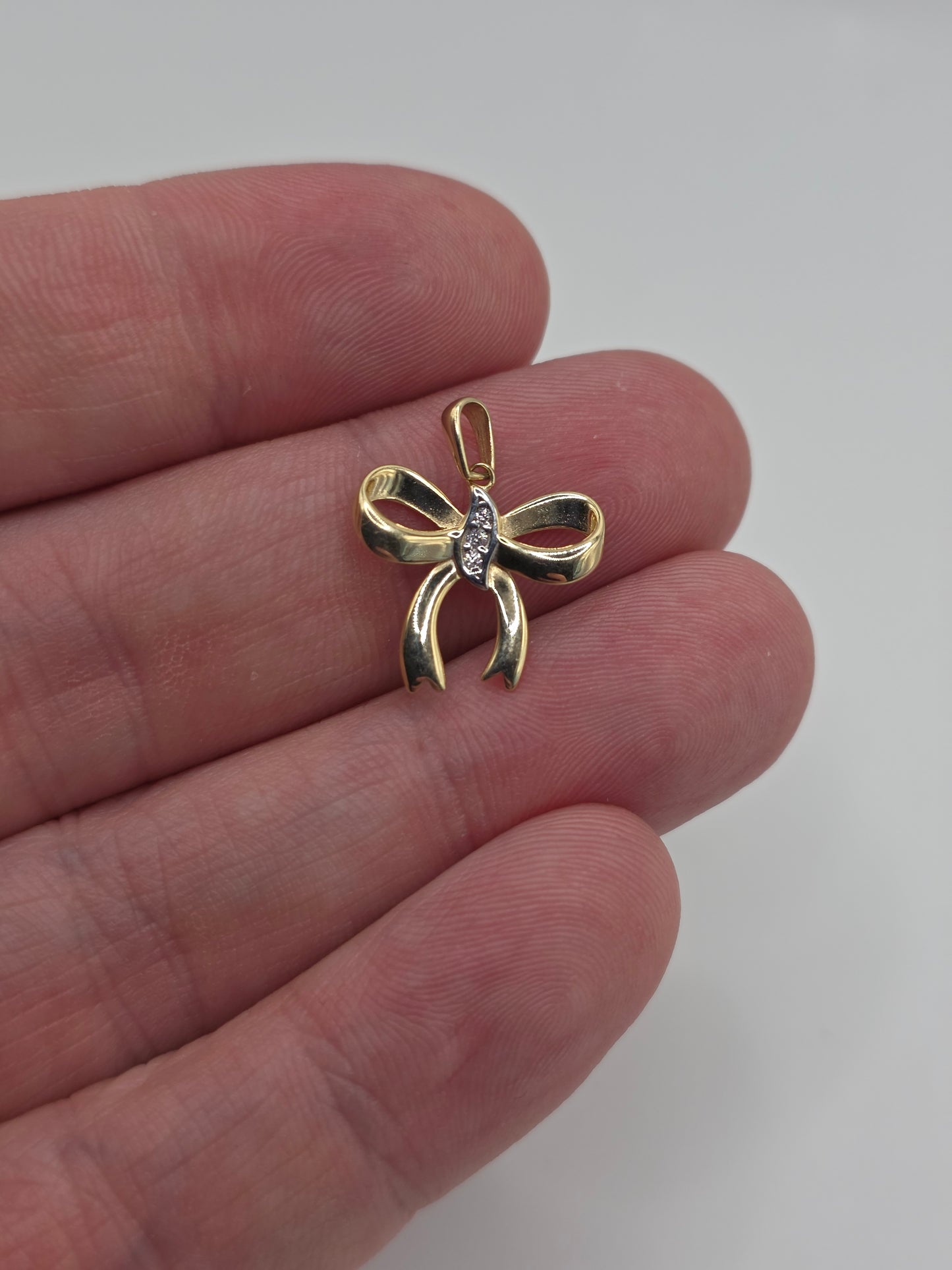 9ct gold cz bow pendant