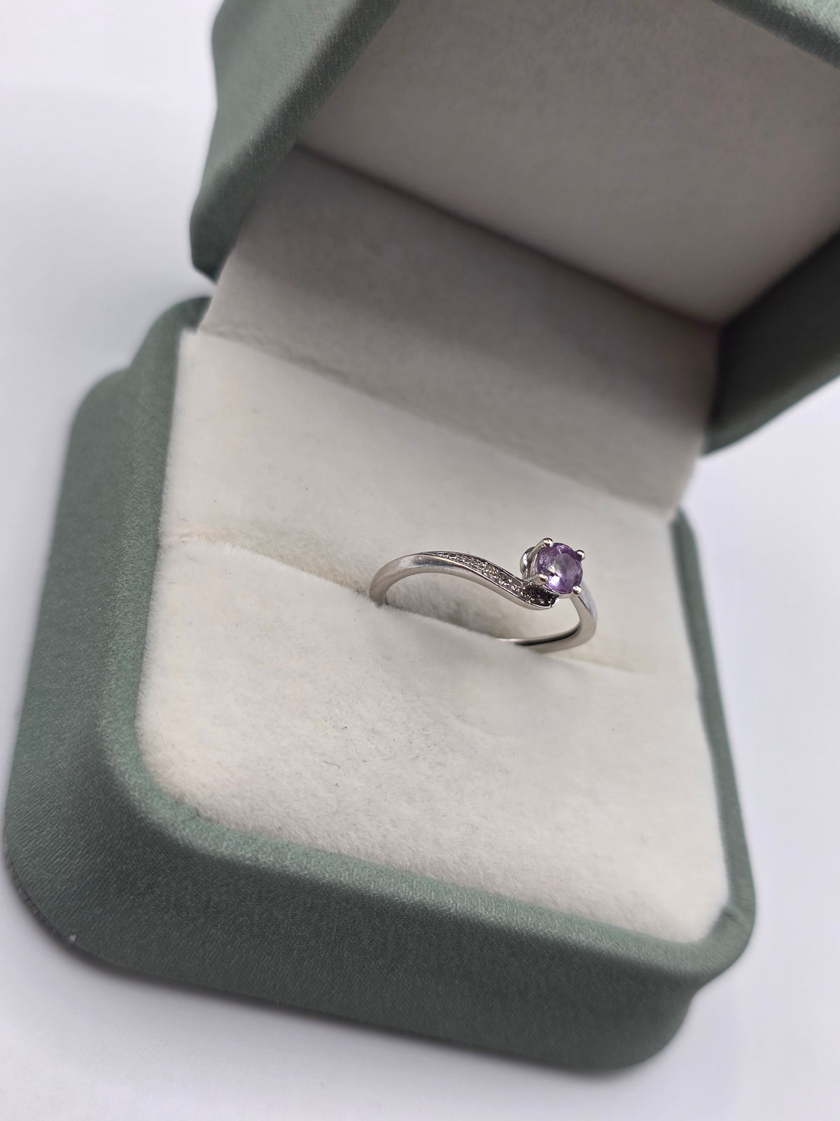 9ct white gold amethyst and diamond ring