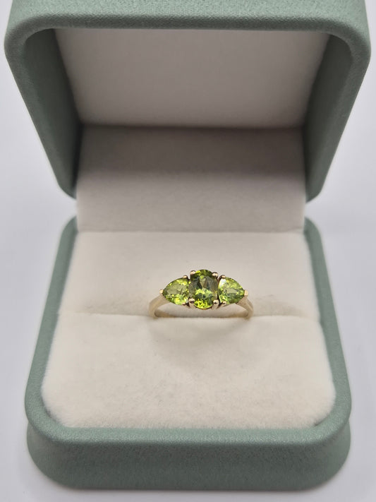 9ct gold peridot ring