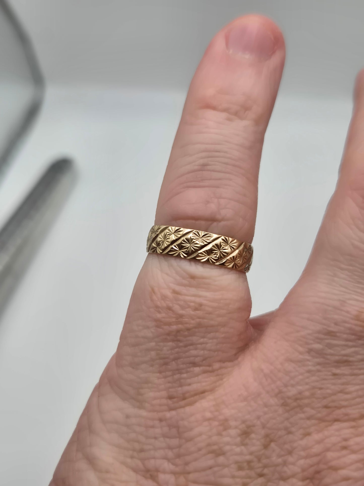 9ct gold engraved band  ring