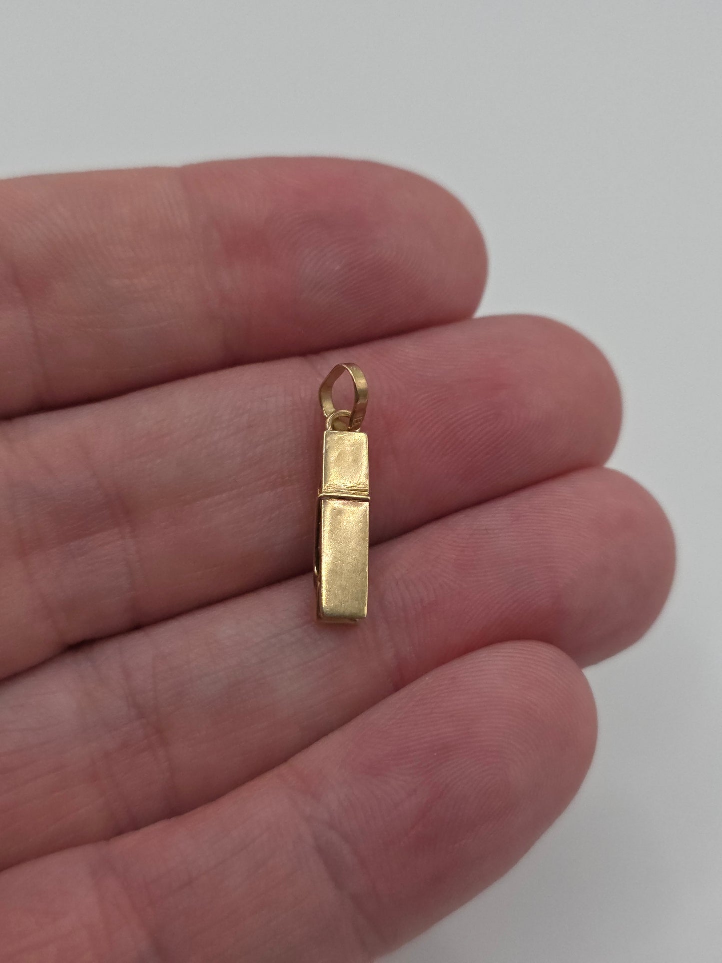 9ct gold peg charm