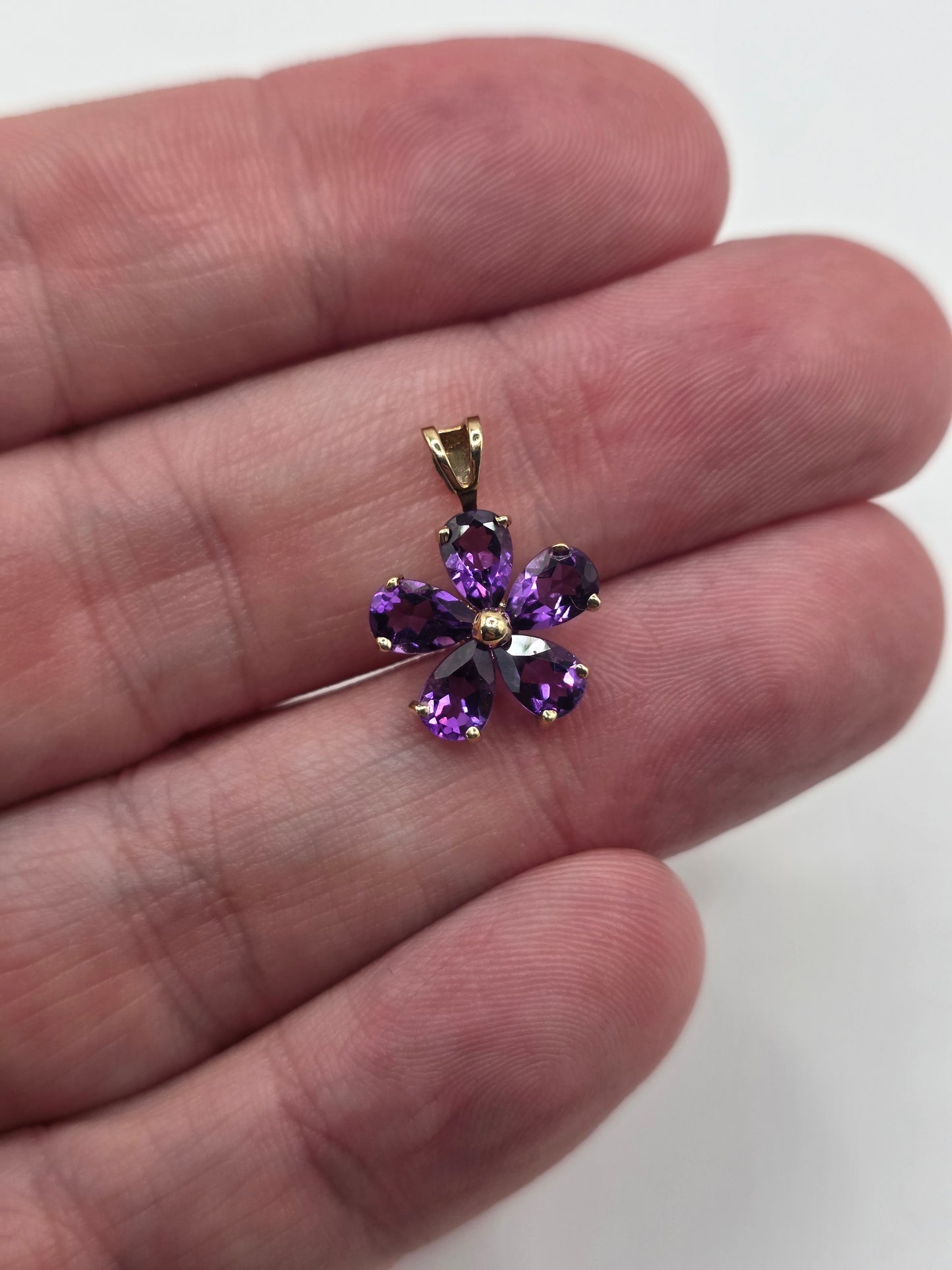 9ct gold amethyst flower pendant