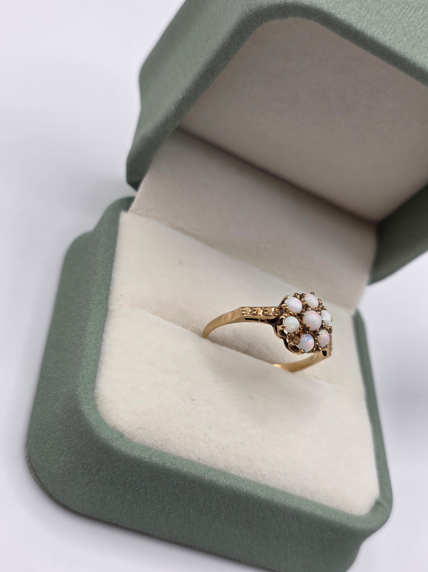 Vintage 9ct gold opal cluster ring