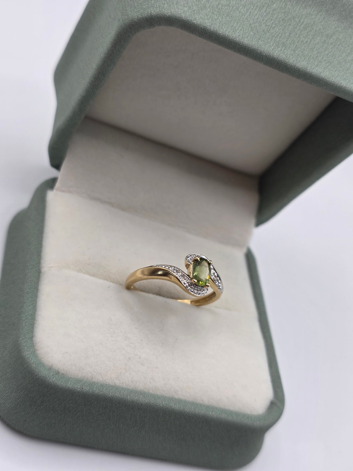 9ct gold peridot and diamond ring