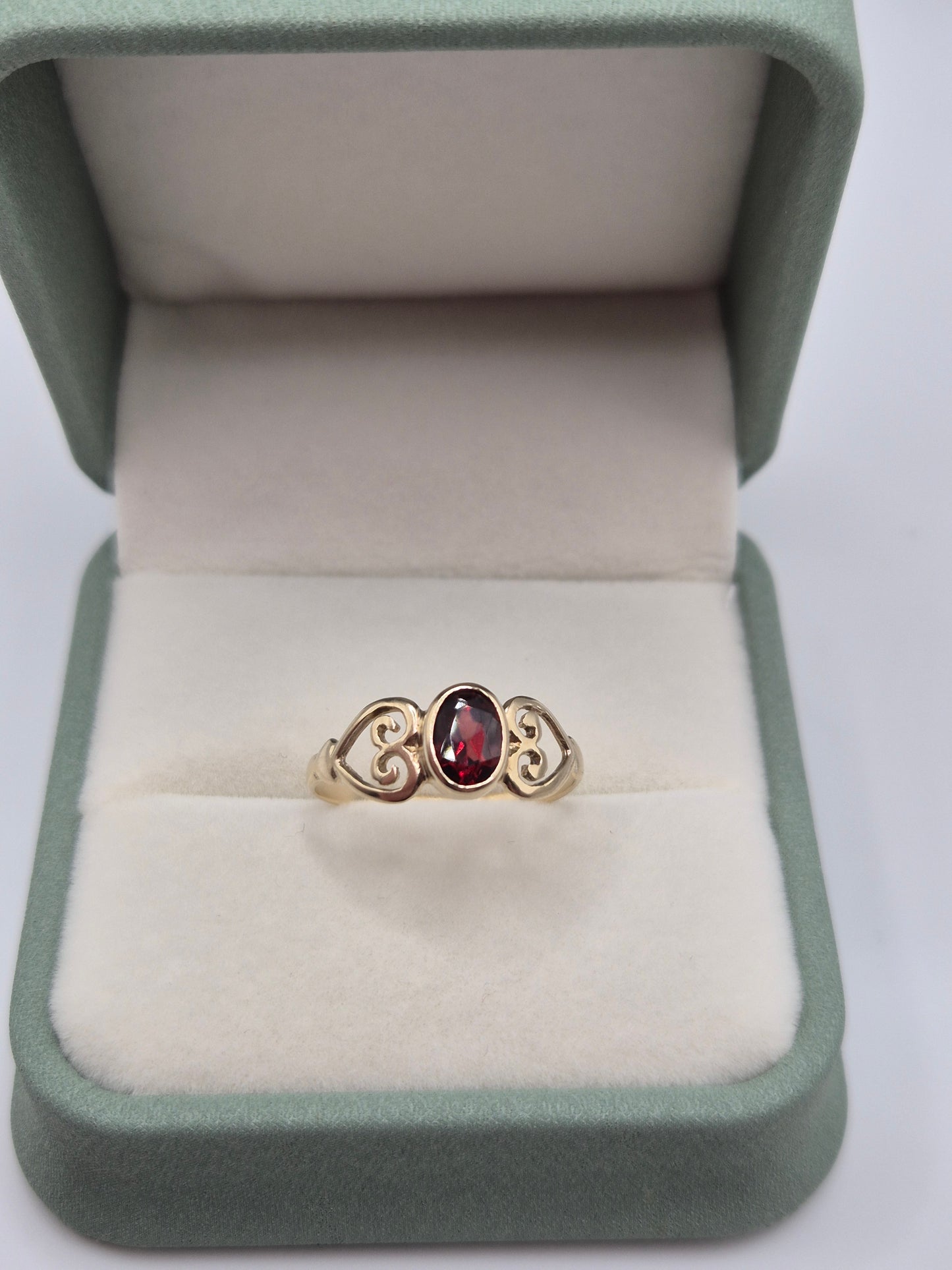 9ct gold garnet ring