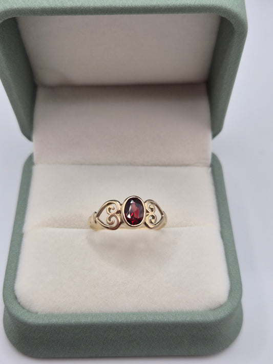 9ct gold garnet ring