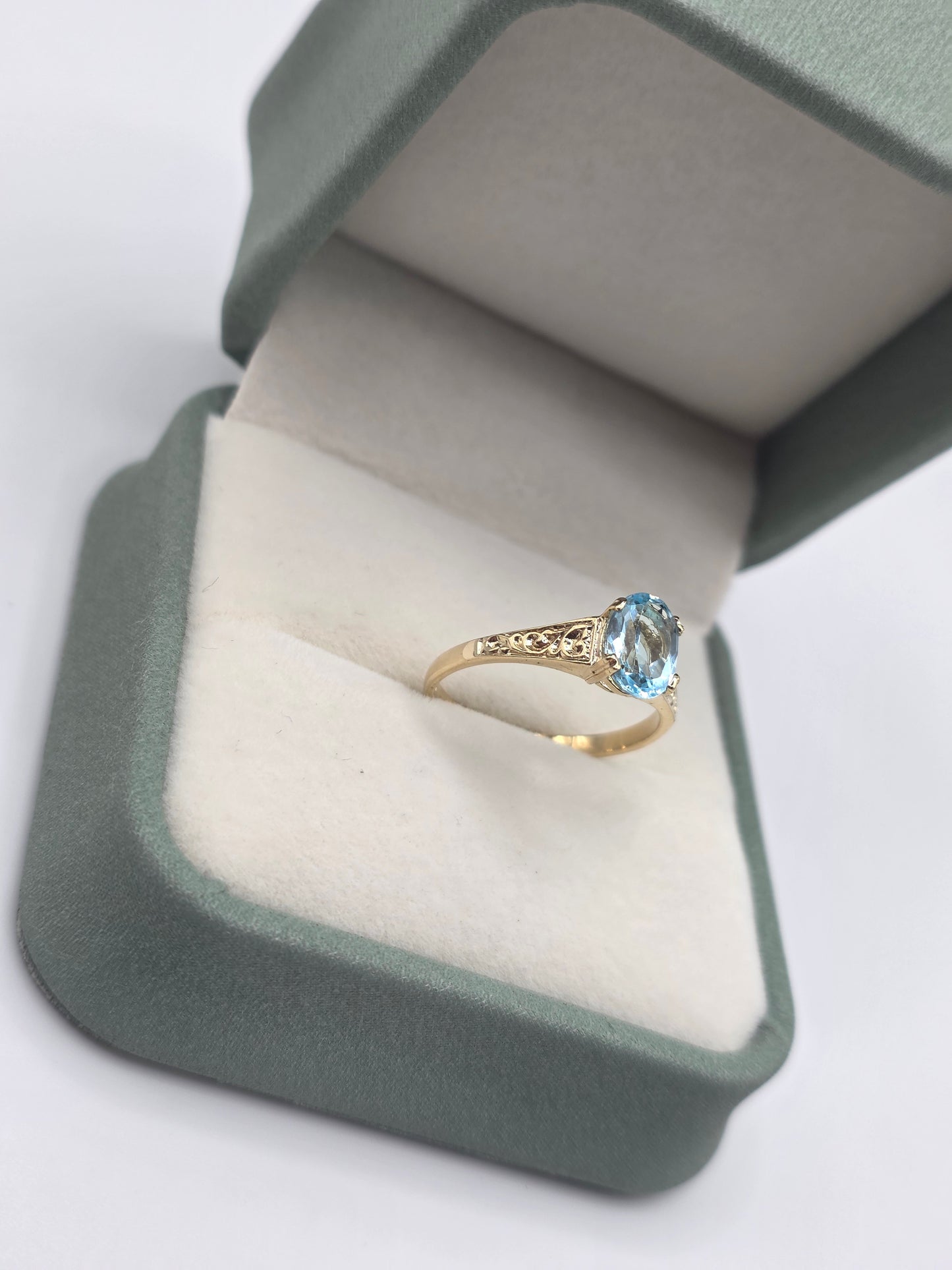 9ct gold topaz ring